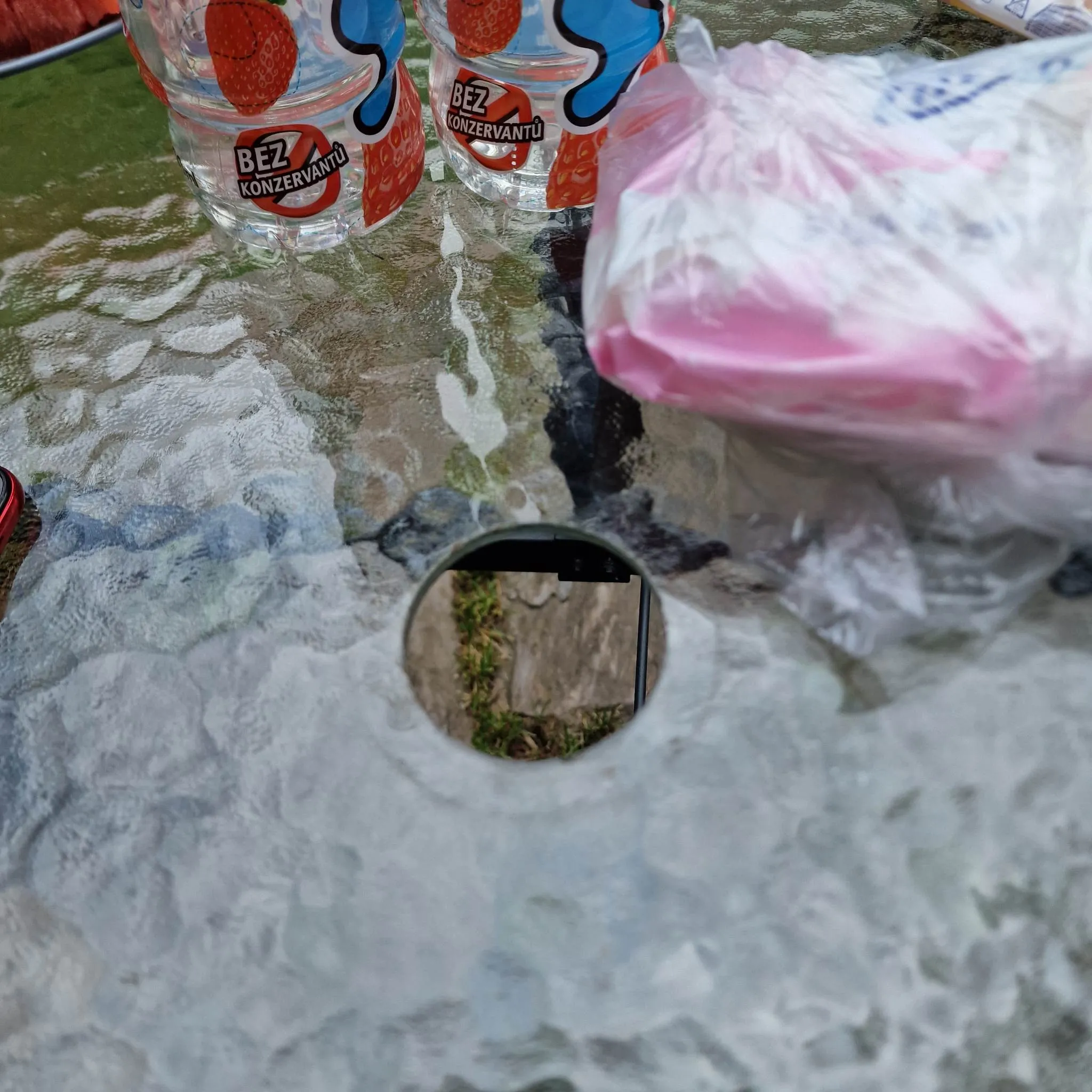 Nắp đậy cho bàn ngoài trời dùng ô che nắng