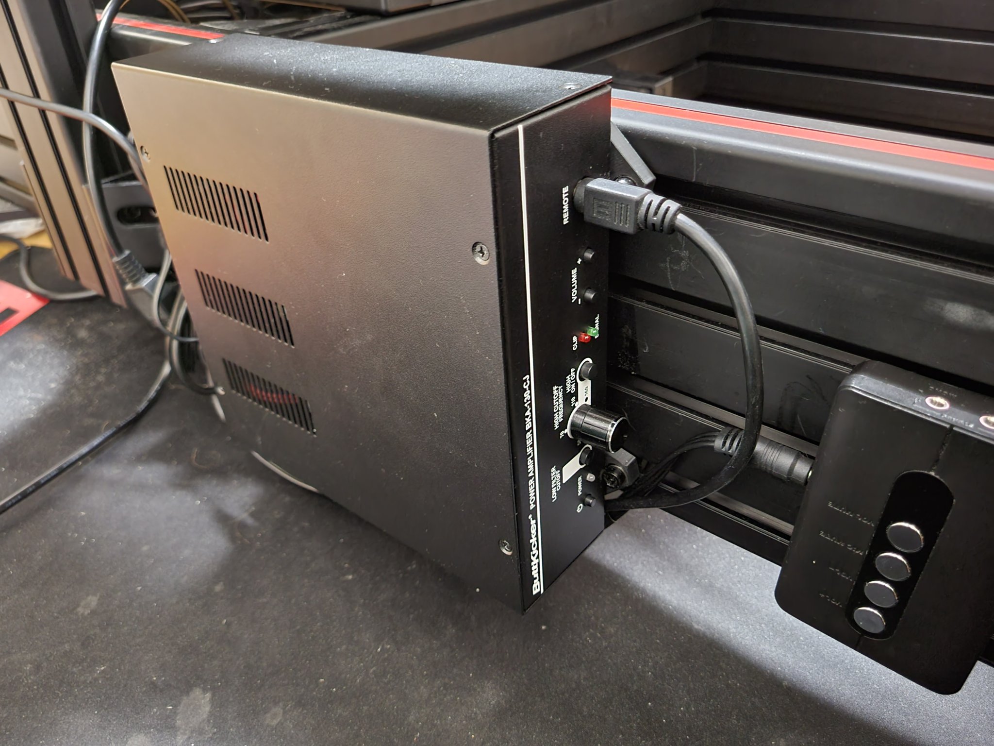 Chân đế lắp đặt Amp Buttkicker cho Sim Rig