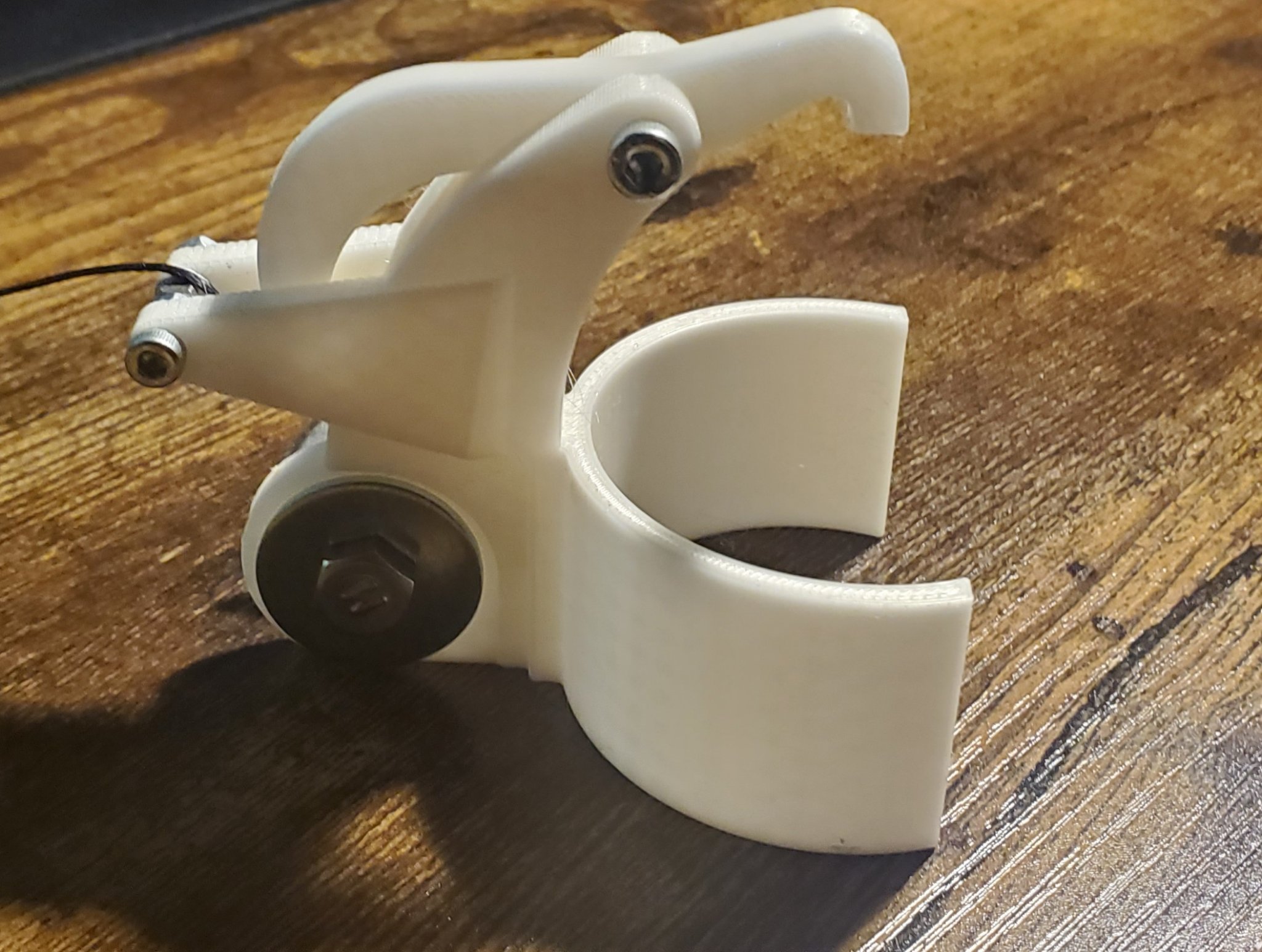 Giá đỡ cho bình xịt côn trùng gắn trên cây dài V2