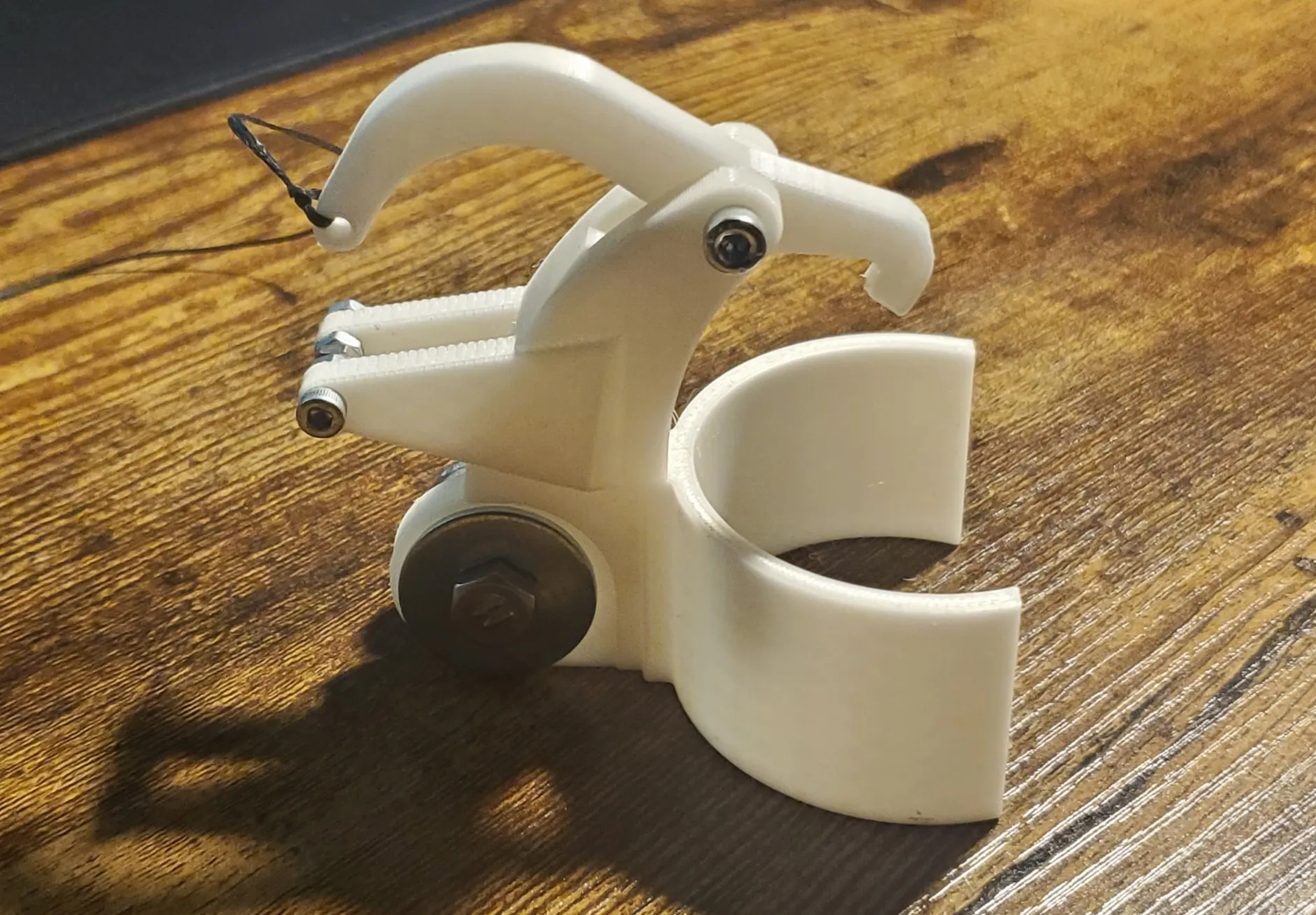 Giá đỡ cho bình xịt côn trùng gắn trên cây dài V2