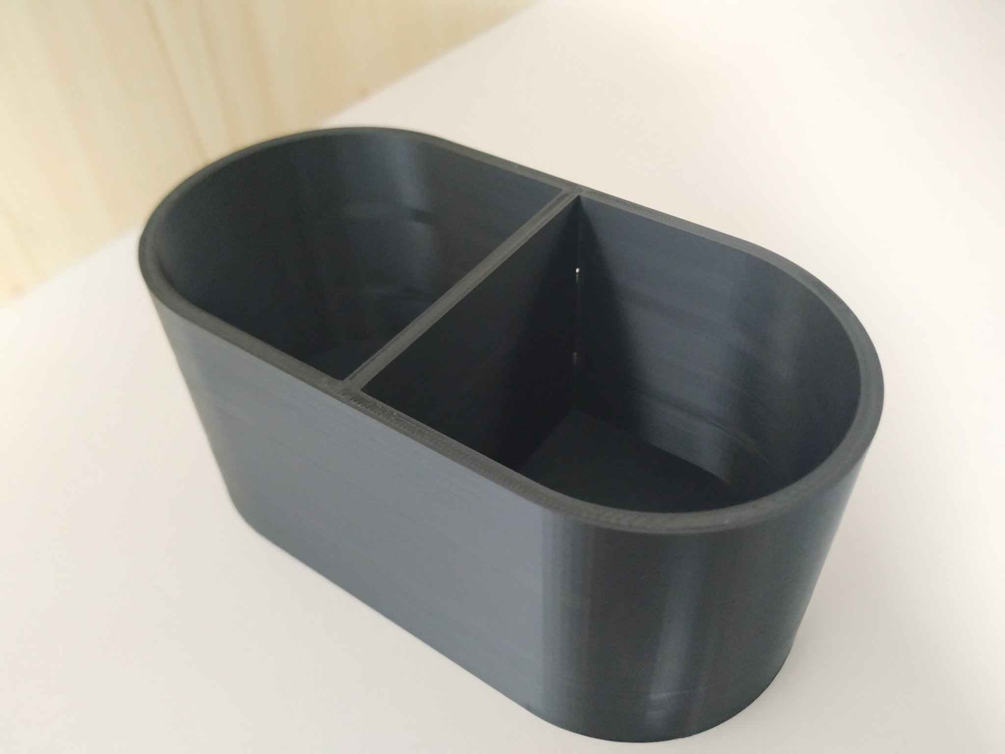 Giá đỡ đơn giản cho hai ly có đường kính tối đa 76 mm