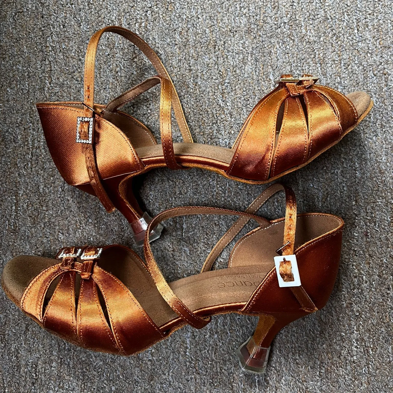 Khóa giày khiêu vũ tiện lợi cho cô gái trẻ