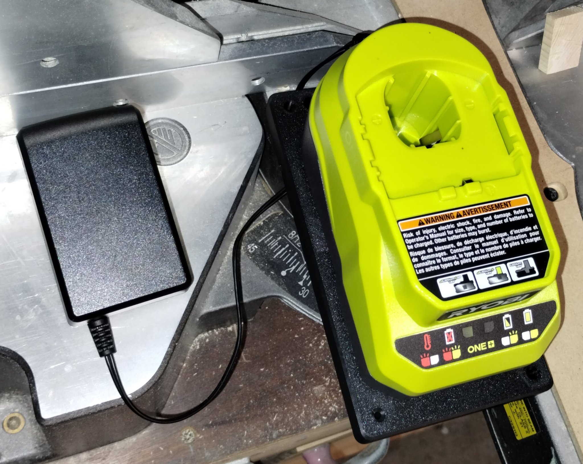 Giá đỡ treo tường cho sạc Ryobi ONE+ compact