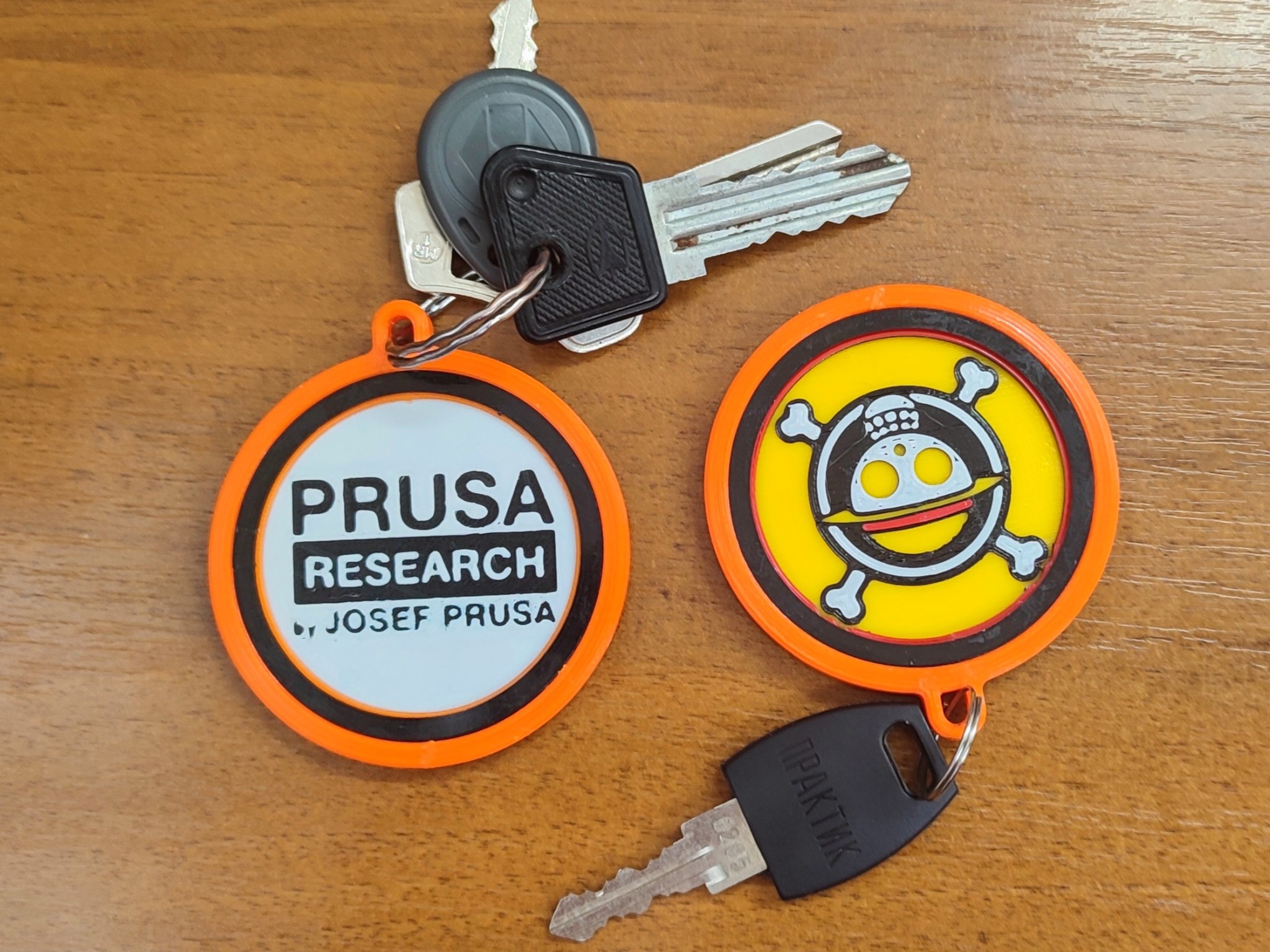 Thẻ chìa khóa lớn với thiết kế đơn giản và màu sắc nổi ...