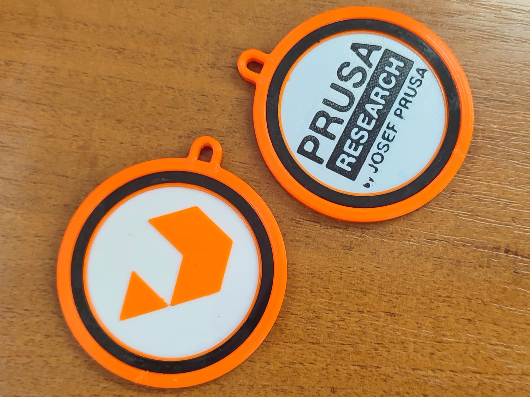 Thẻ chìa khóa lớn với thiết kế đơn giản và màu sắc nổi ...