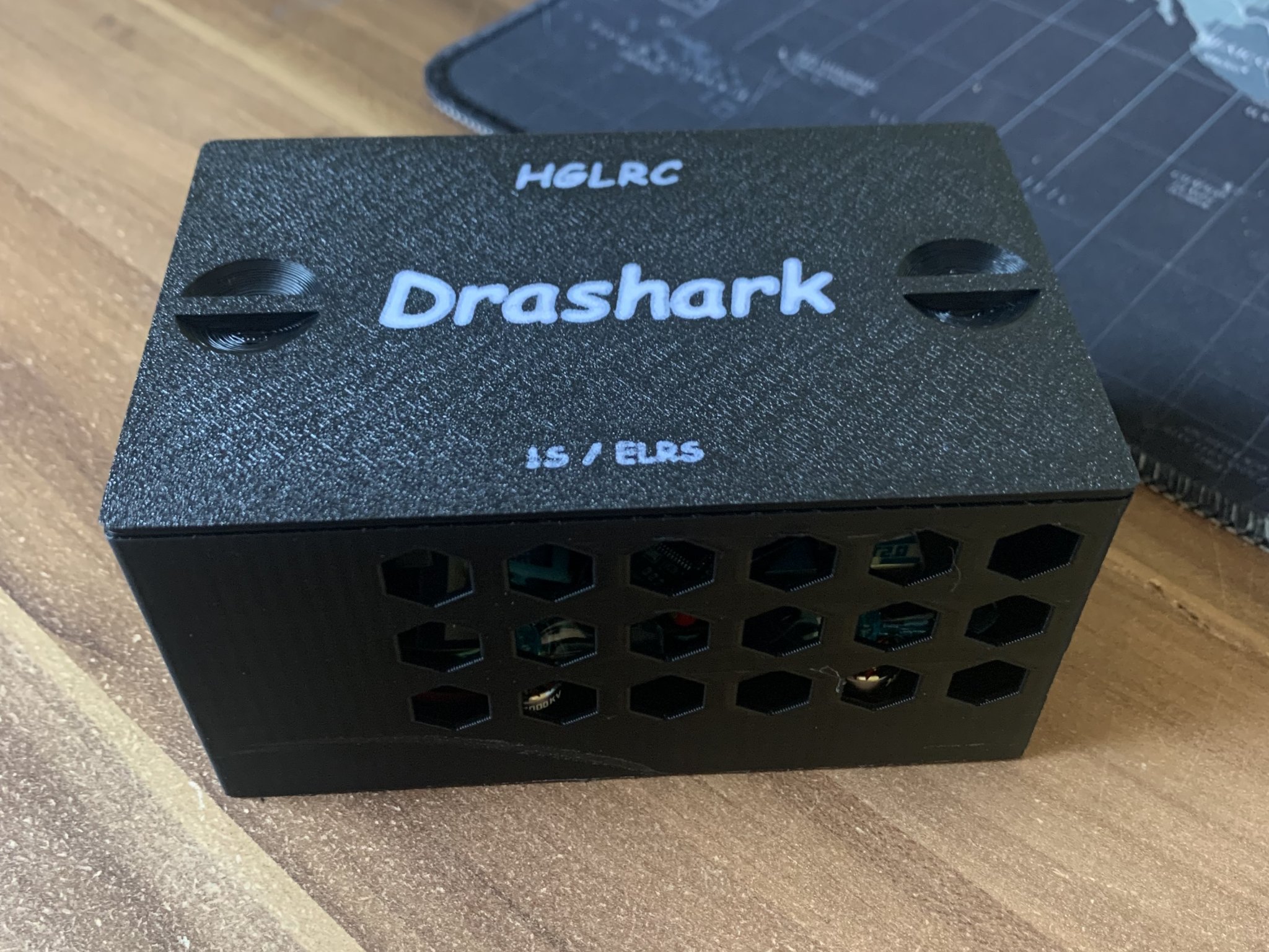 Hộp Drashark cho 4 pin và bộ sạc nhỏ