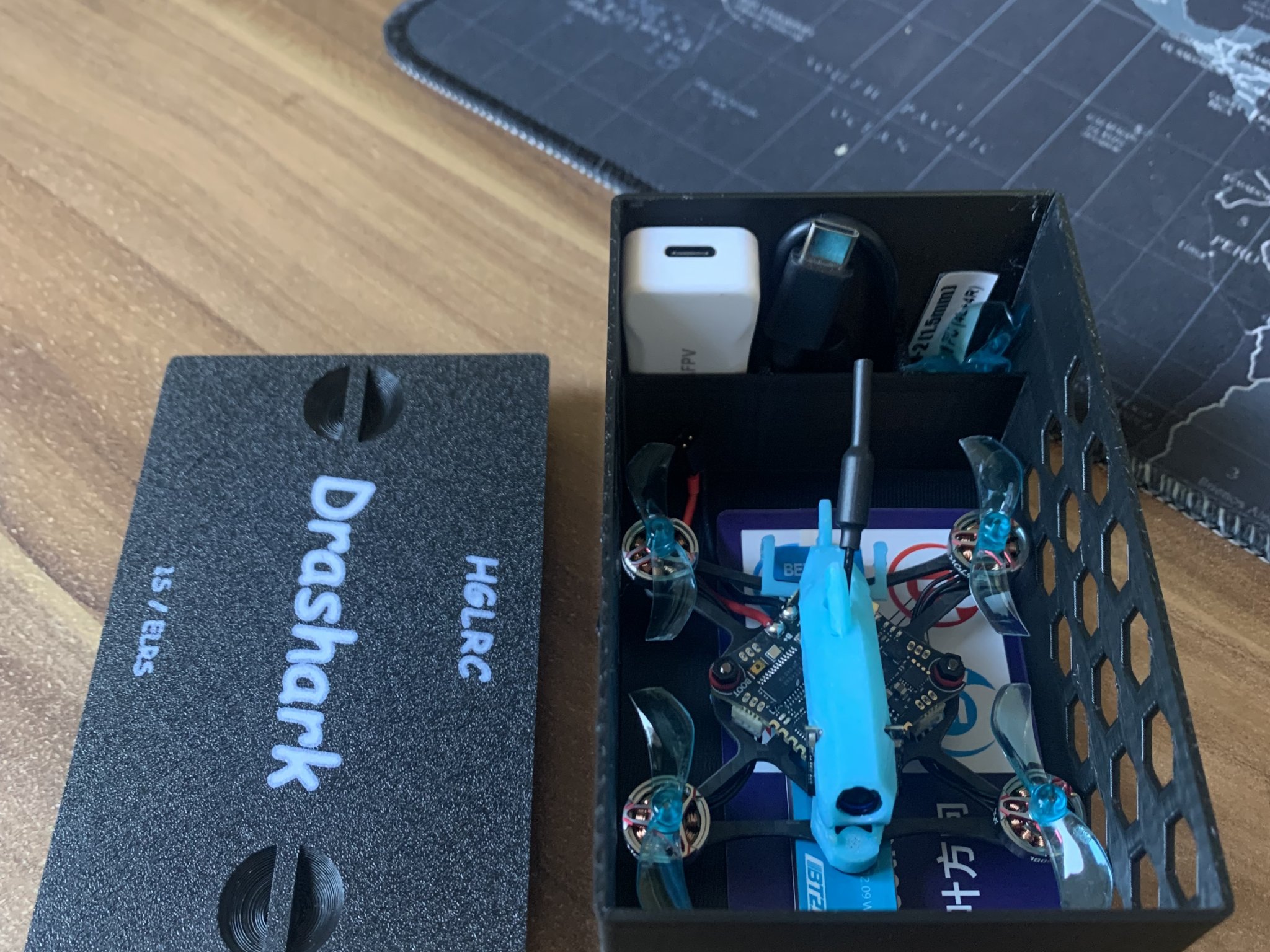 Hộp Drashark cho 4 pin và bộ sạc nhỏ