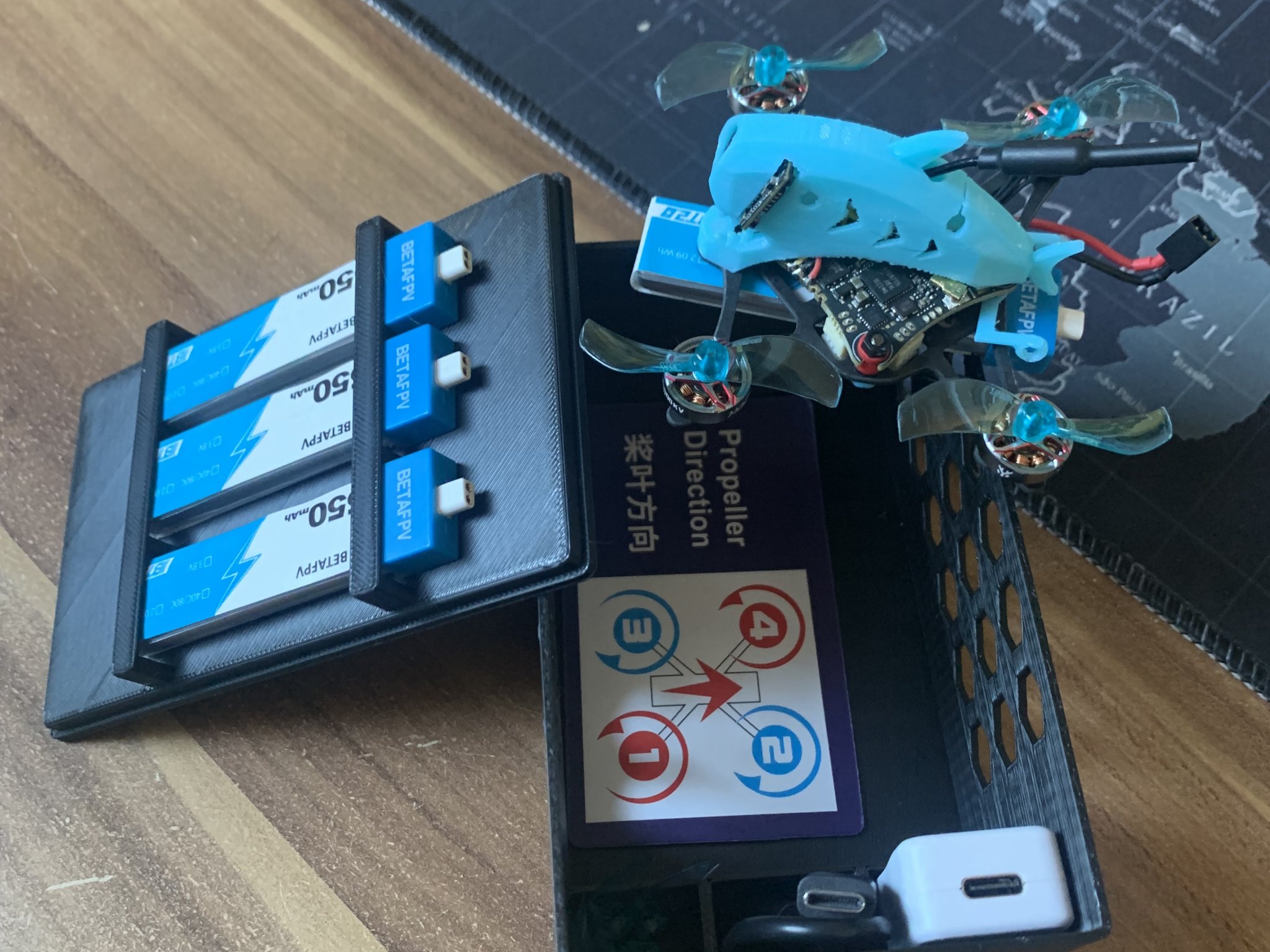 Hộp Drashark cho 4 pin và bộ sạc nhỏ