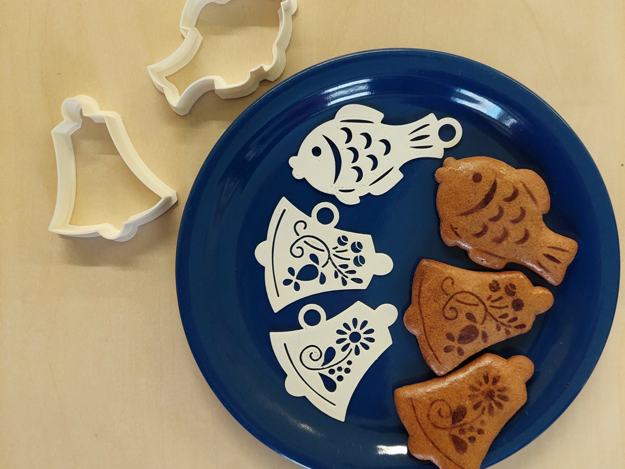 Mẫu khuôn cắt bánh gừng trang trí bằng cacao