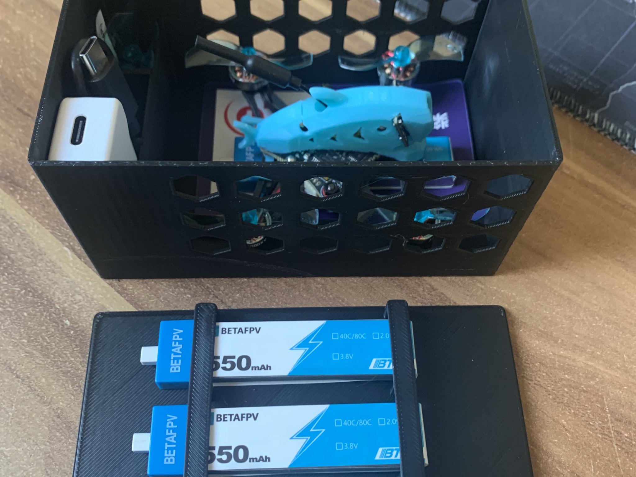 Hộp Drashark cho 4 pin và bộ sạc nhỏ