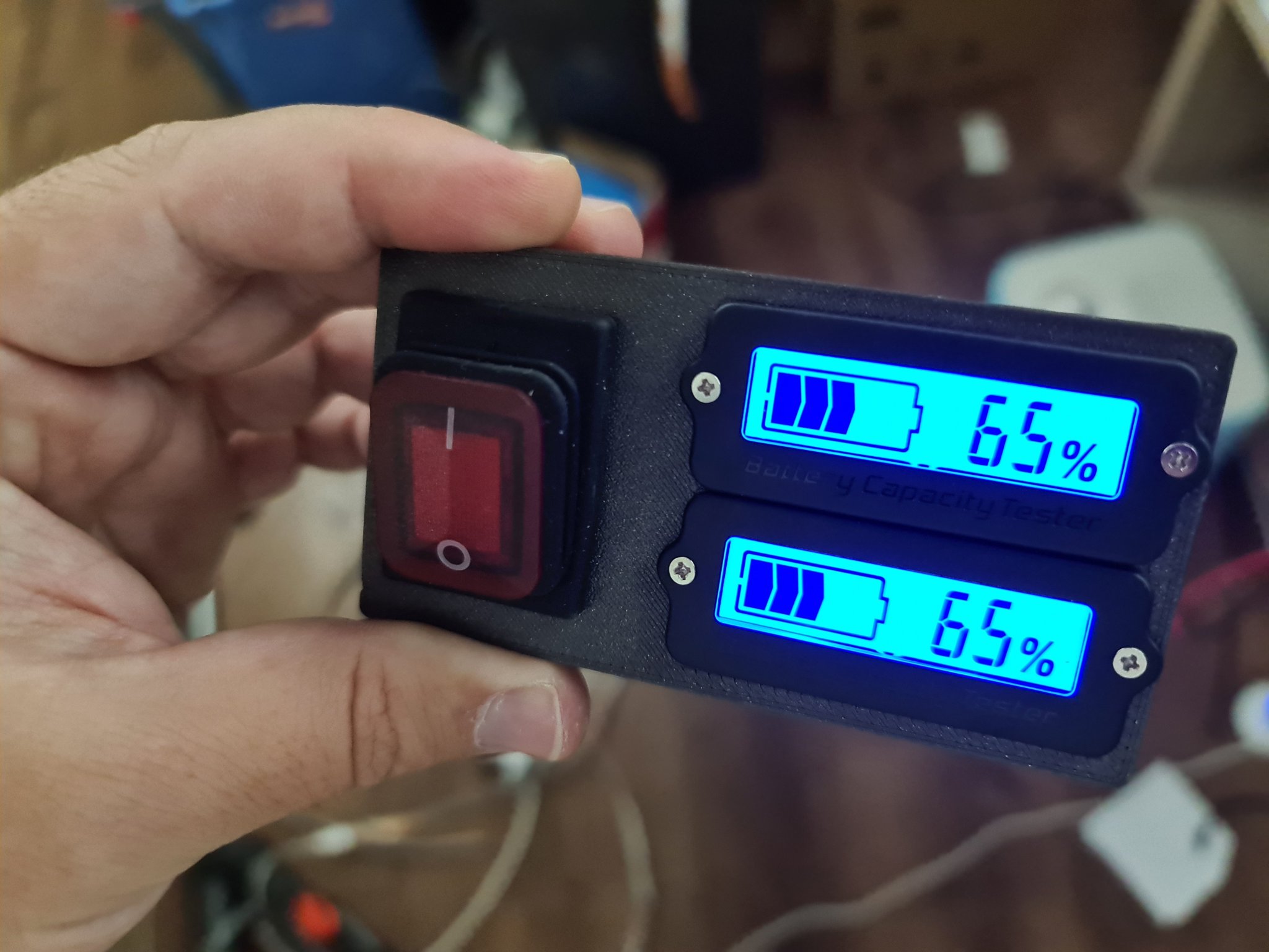 Đồng hồ đo dung lượng pin 36V (2x18V) với chức năng ngắt nguồn