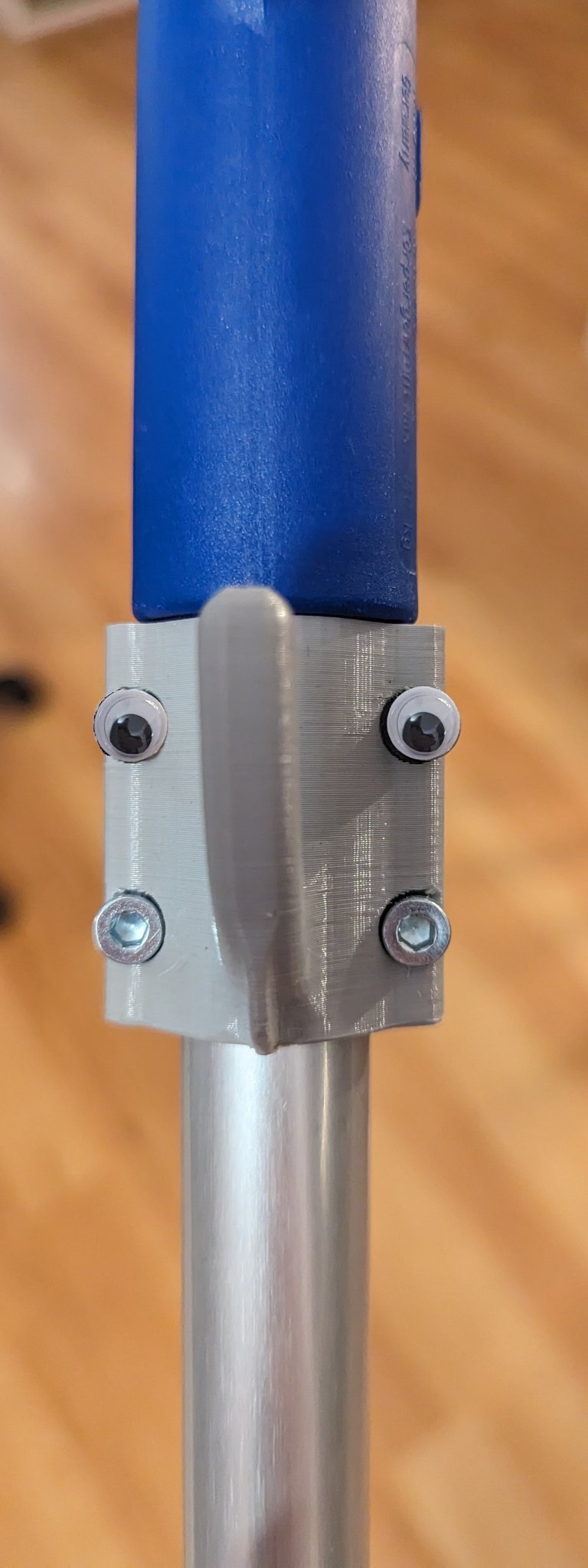 Giá đỡ cho nạng với mắt lò xo di động