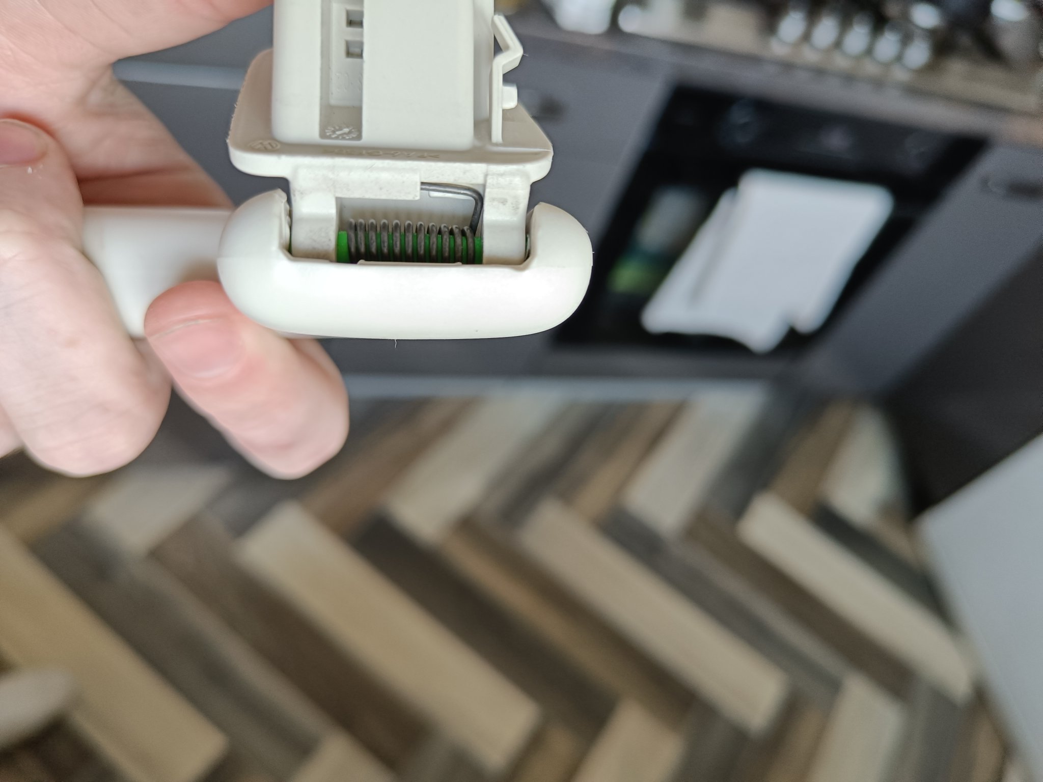 Chốt giữ tay cầm trần cho xe Passat B8