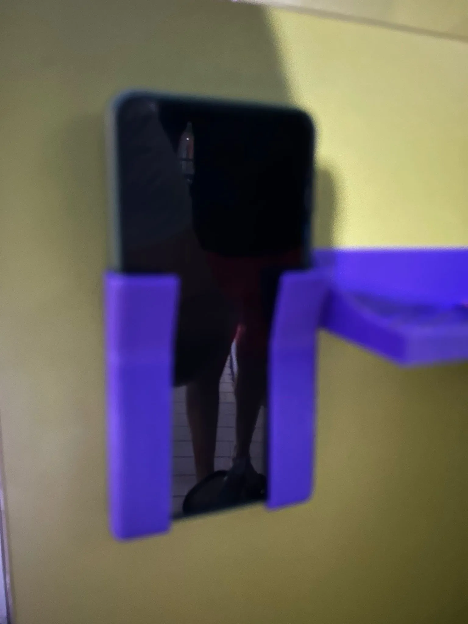 Giá đỡ treo tường cho điện thoại hoặc máy tính bảng