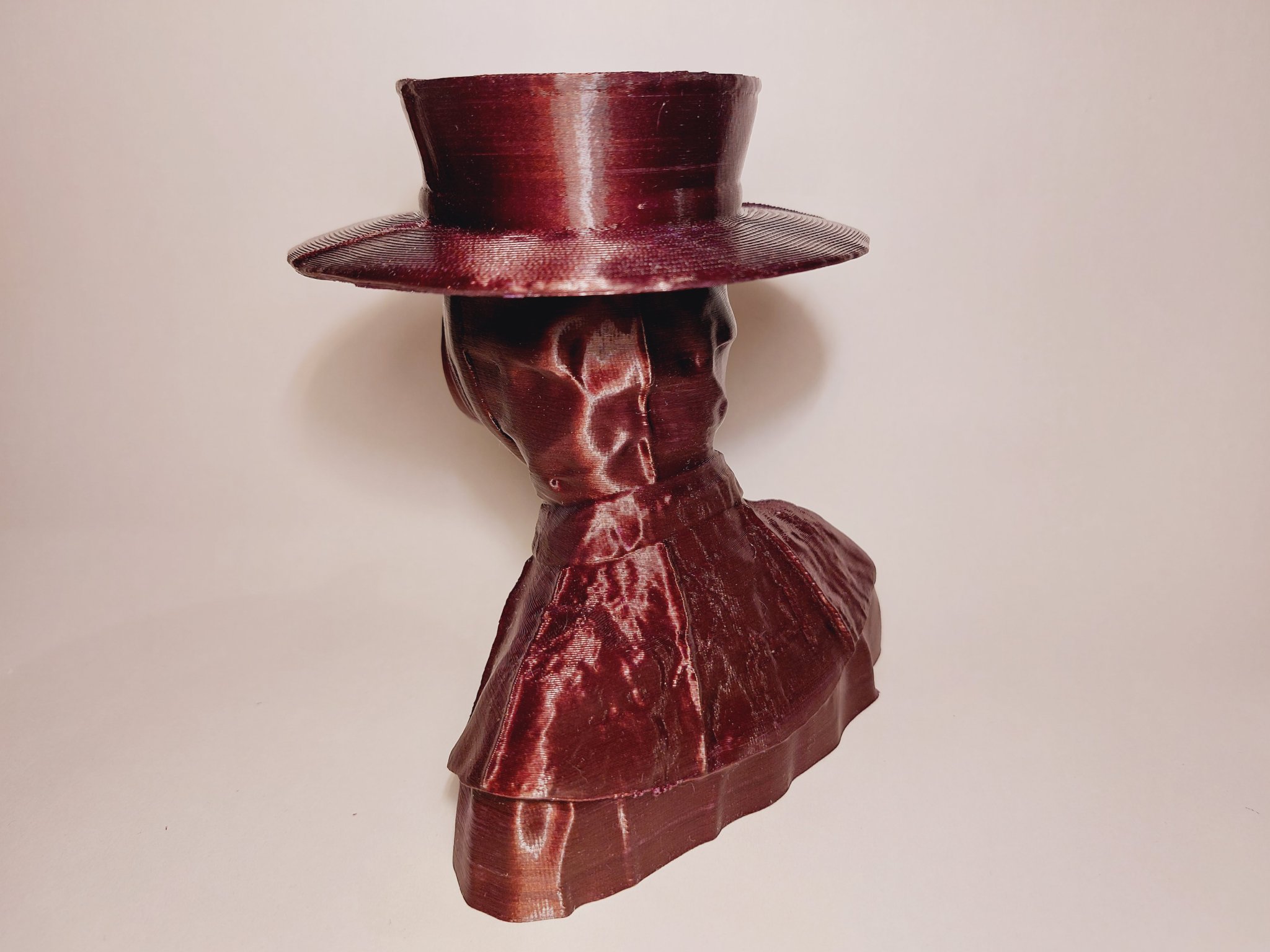 Bức tượng và khuyên tai Bác sĩ Dịch hạch