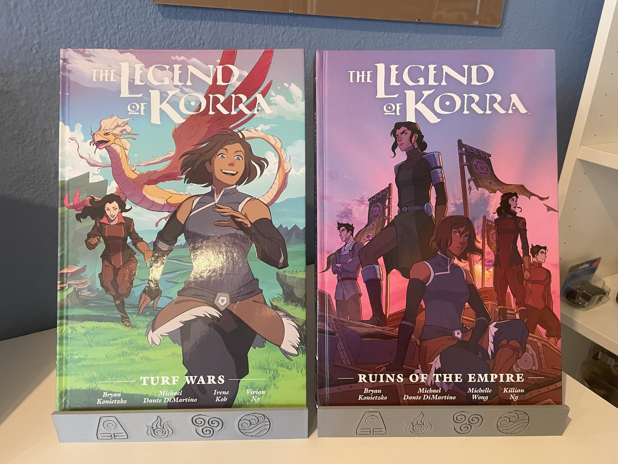 Giá đỡ sách cho bộ truyện tranh "The Legend of Korra