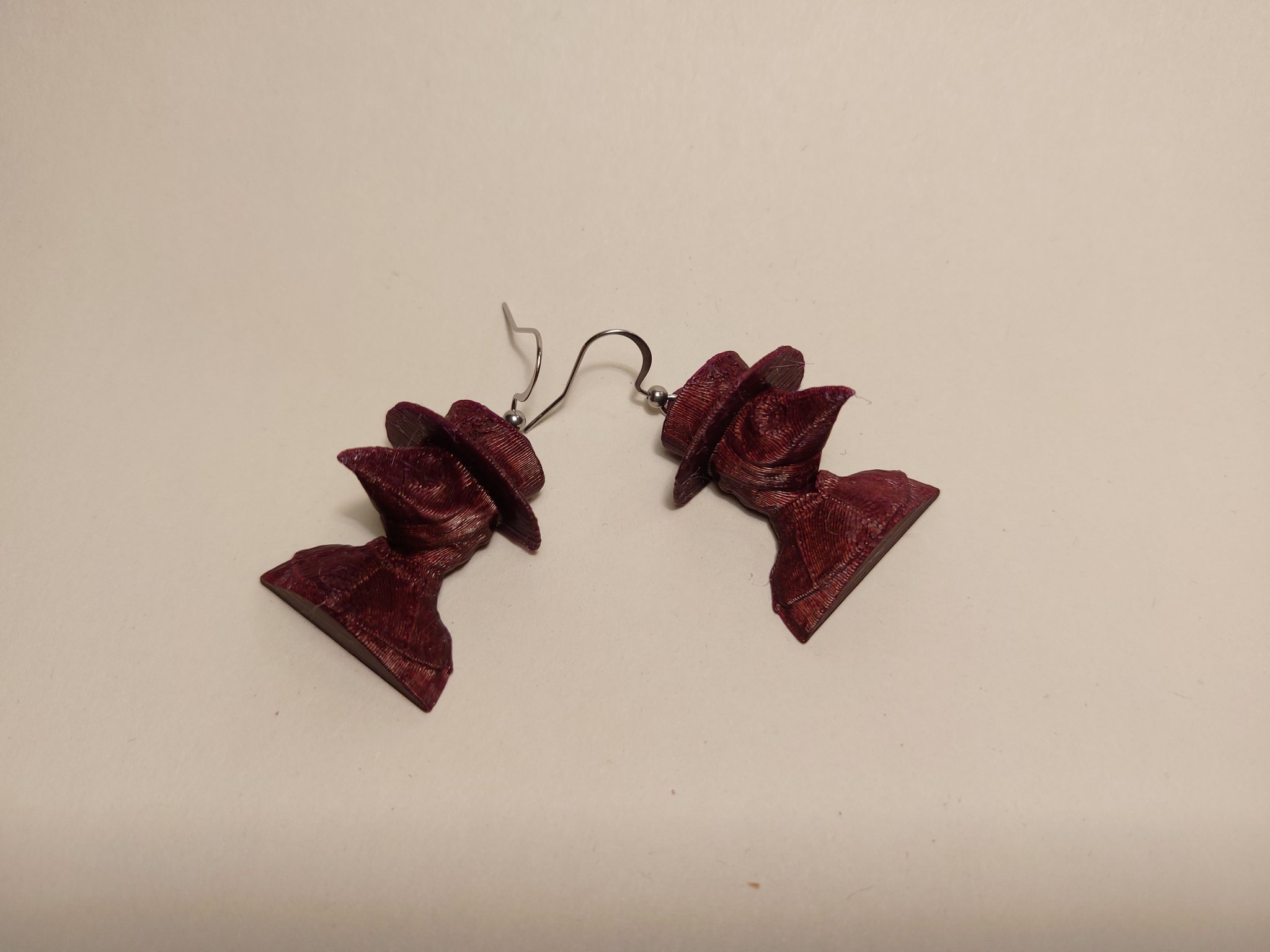 Bức tượng và khuyên tai Bác sĩ Dịch hạch