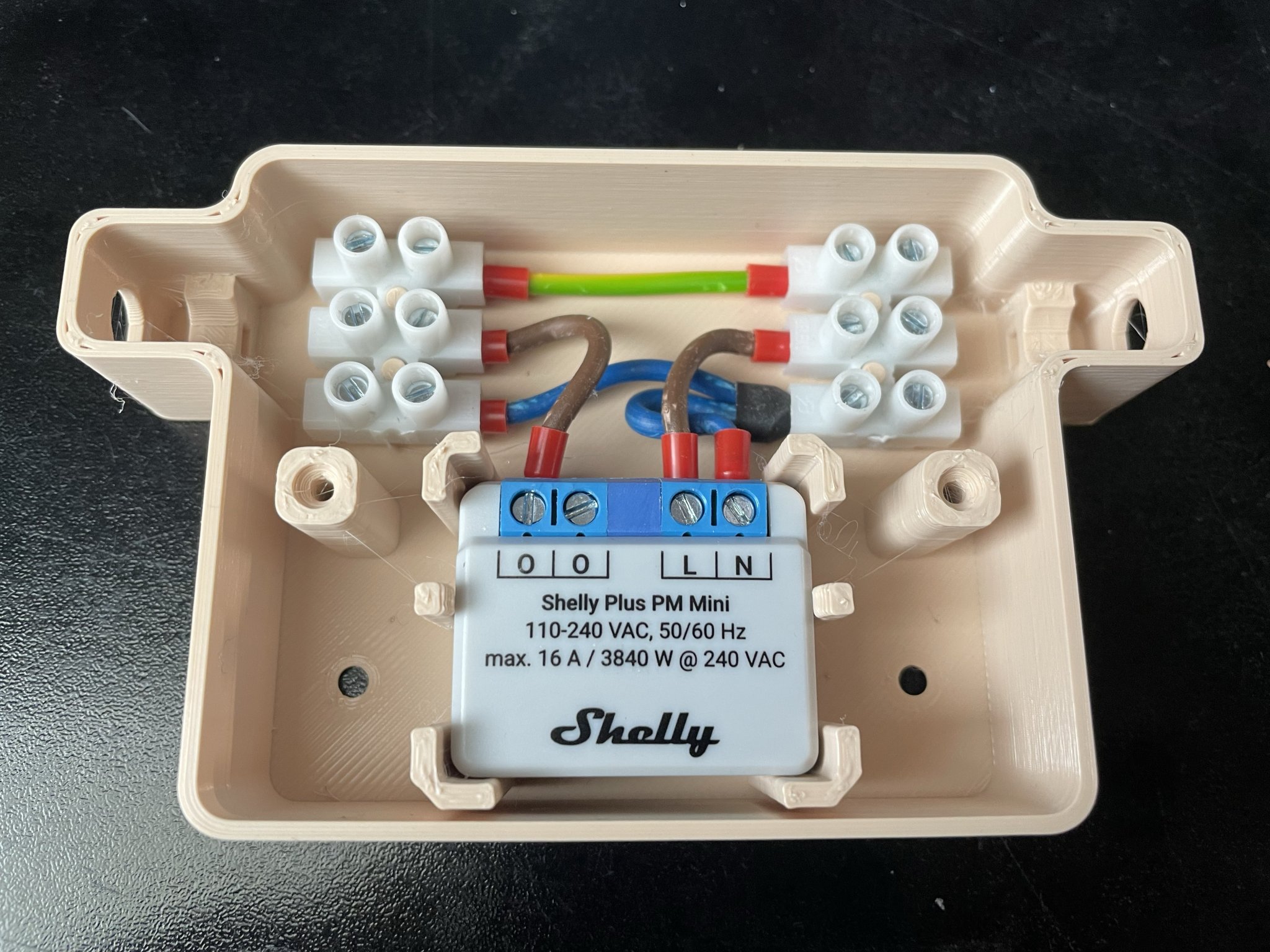 Vỏ bảo vệ cho thiết bị Shelly PM Mini trong xe caravan