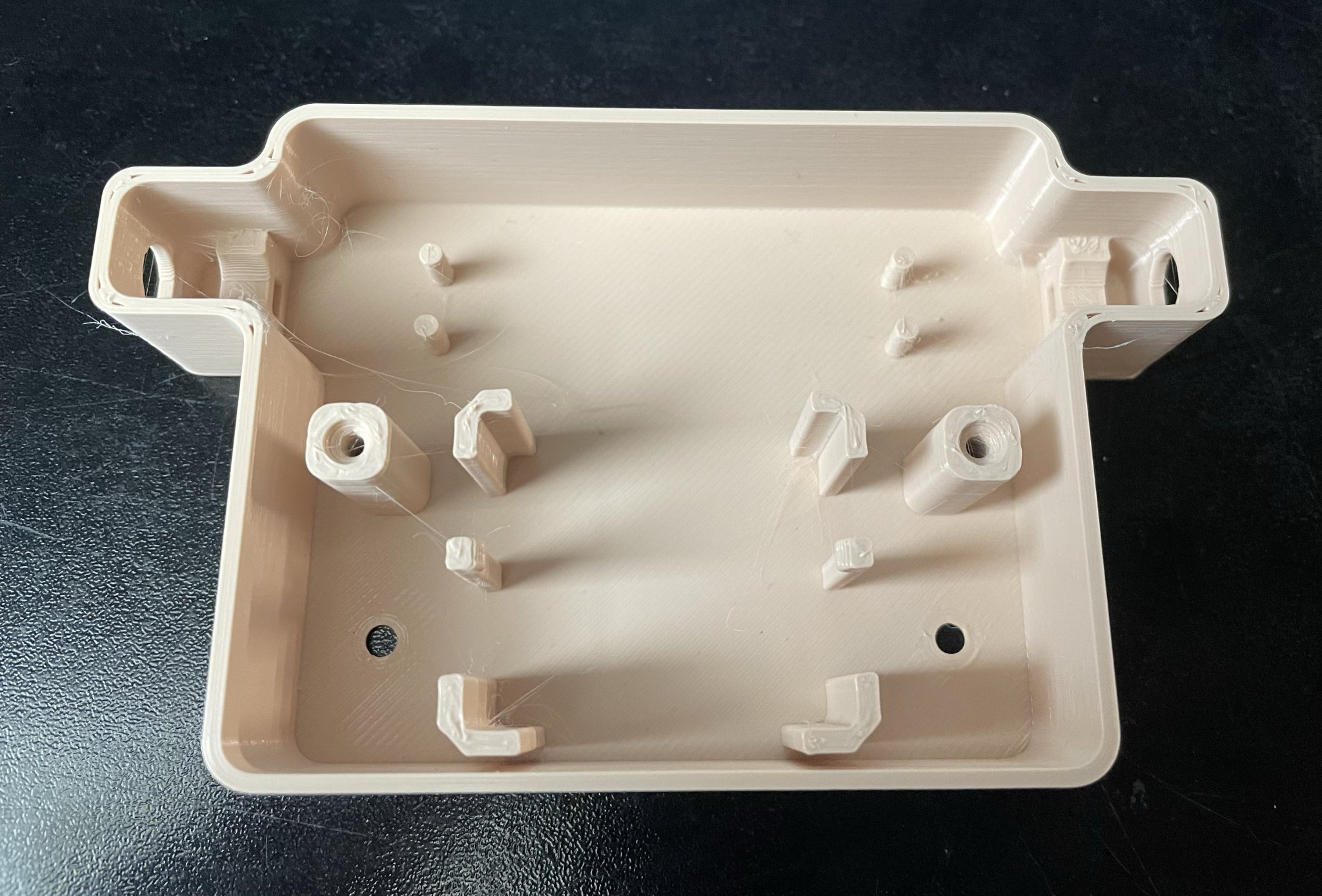 Vỏ bảo vệ cho thiết bị Shelly PM Mini trong xe caravan