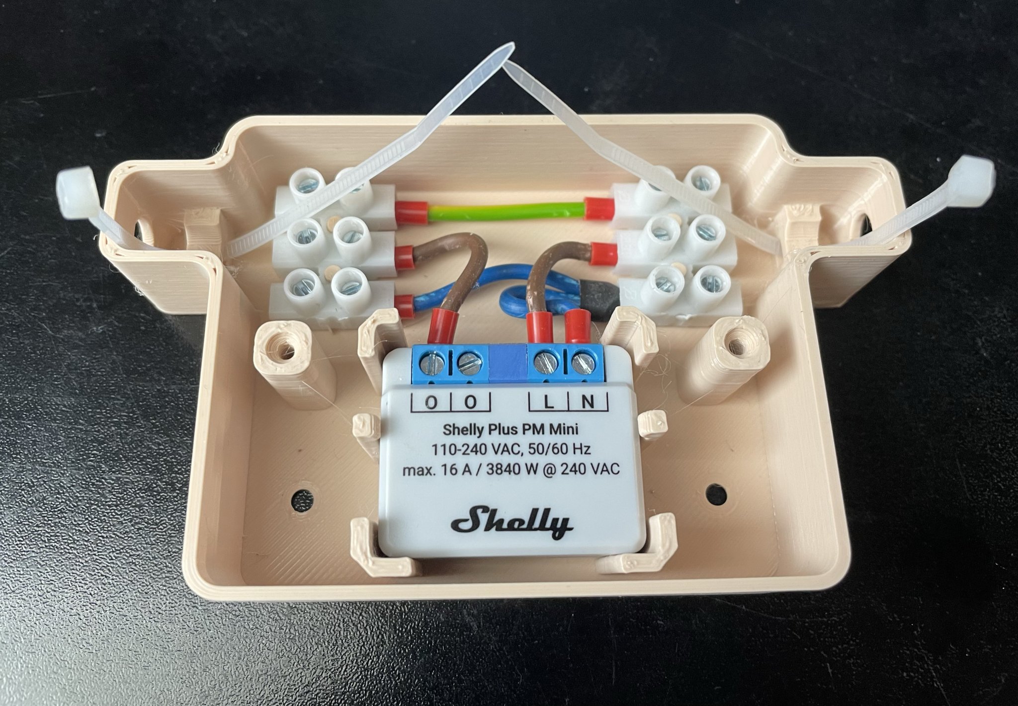 Vỏ bảo vệ cho thiết bị Shelly PM Mini trong xe caravan