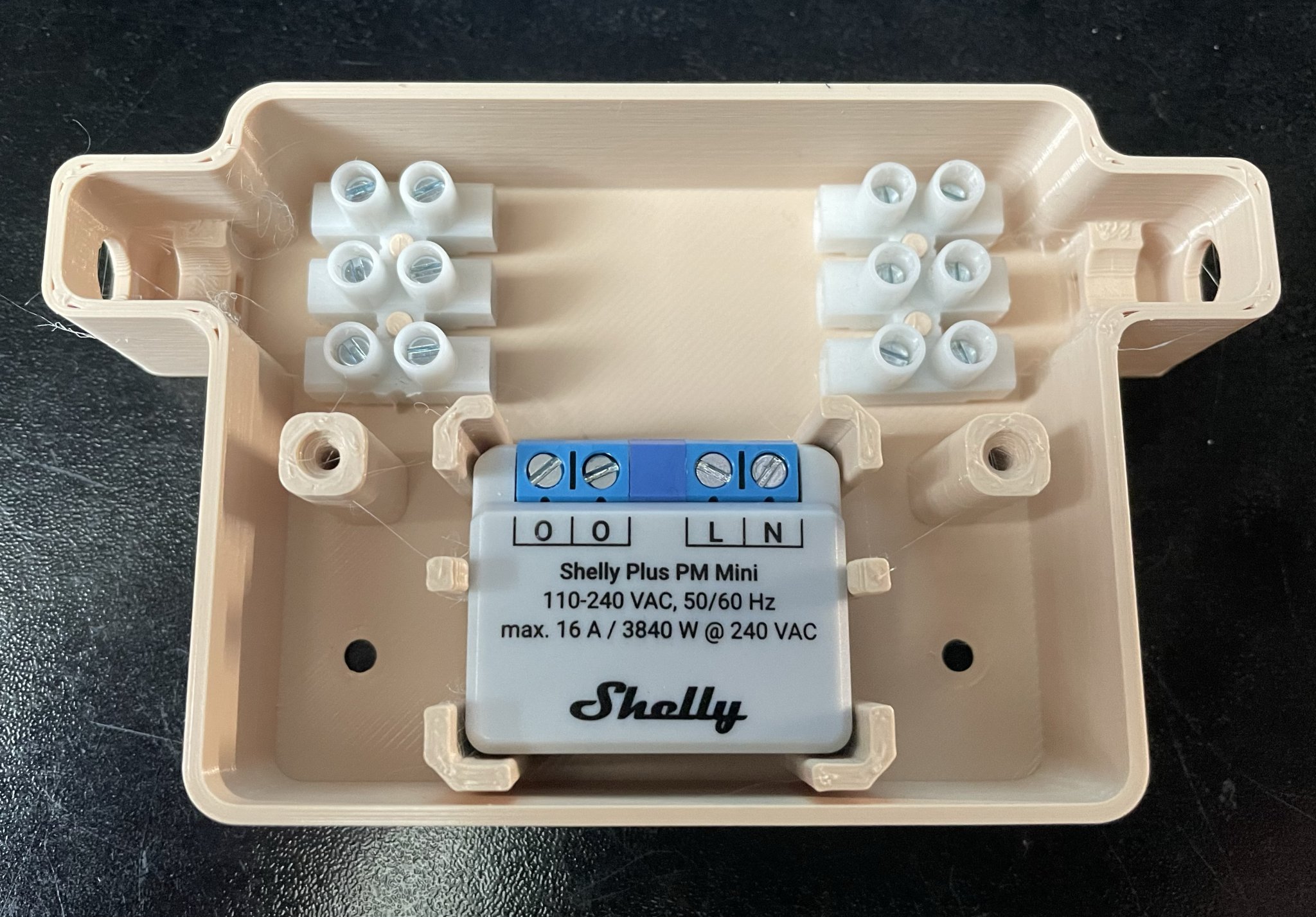 Vỏ bảo vệ cho thiết bị Shelly PM Mini trong xe caravan