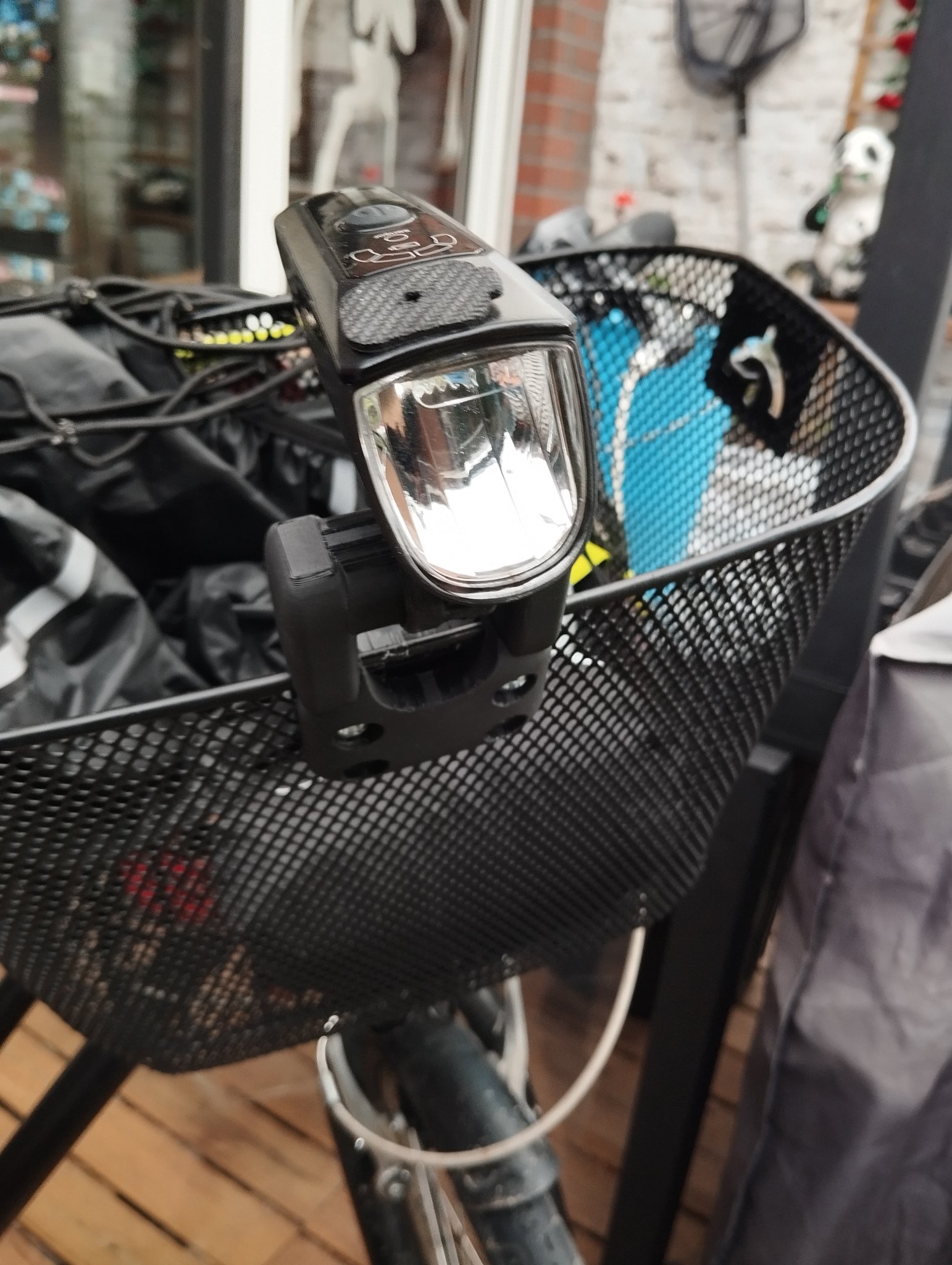 Giá đỡ đèn xe đạp gắn trên giỏ xe