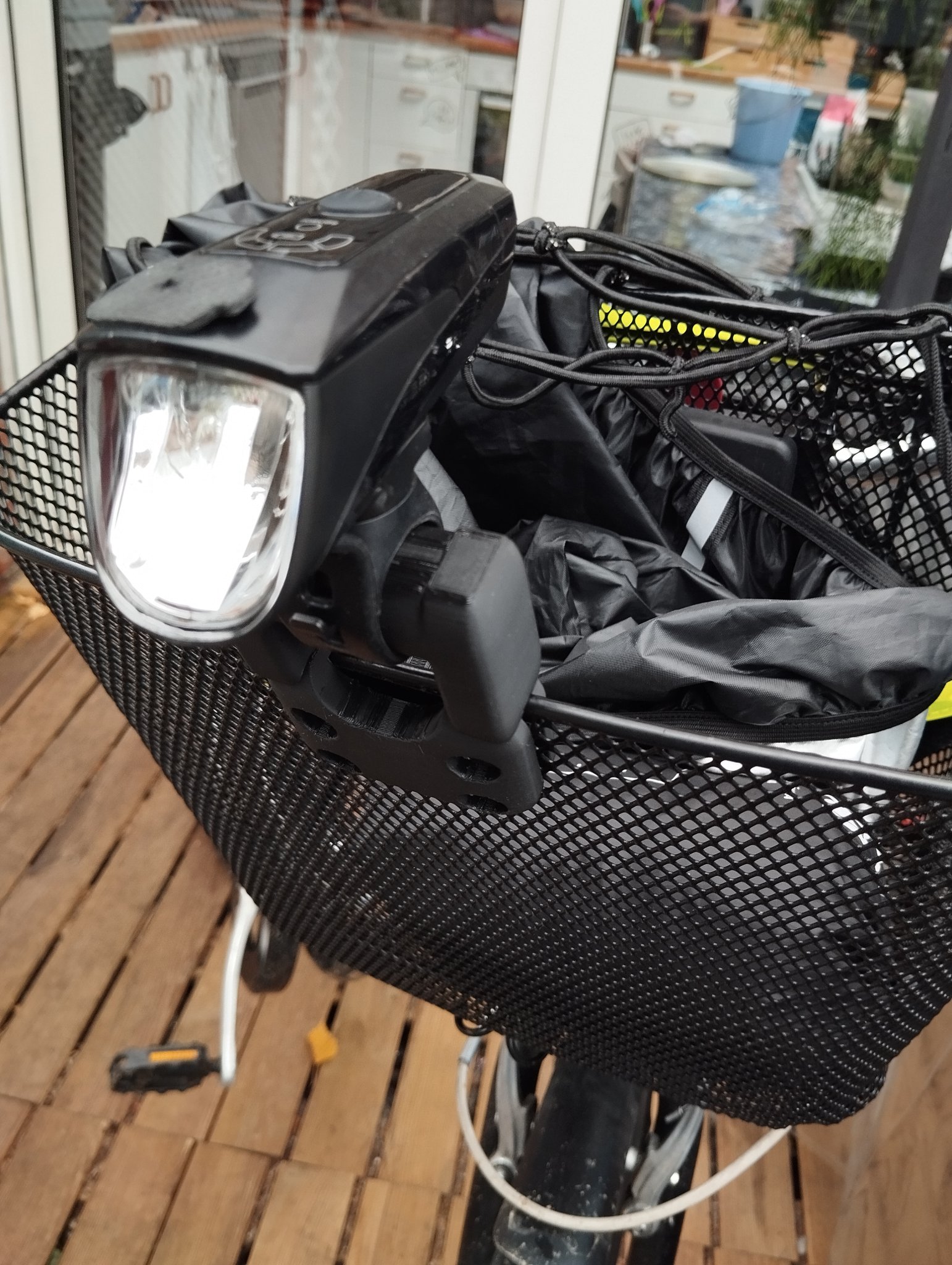 Giá đỡ đèn xe đạp gắn trên giỏ xe