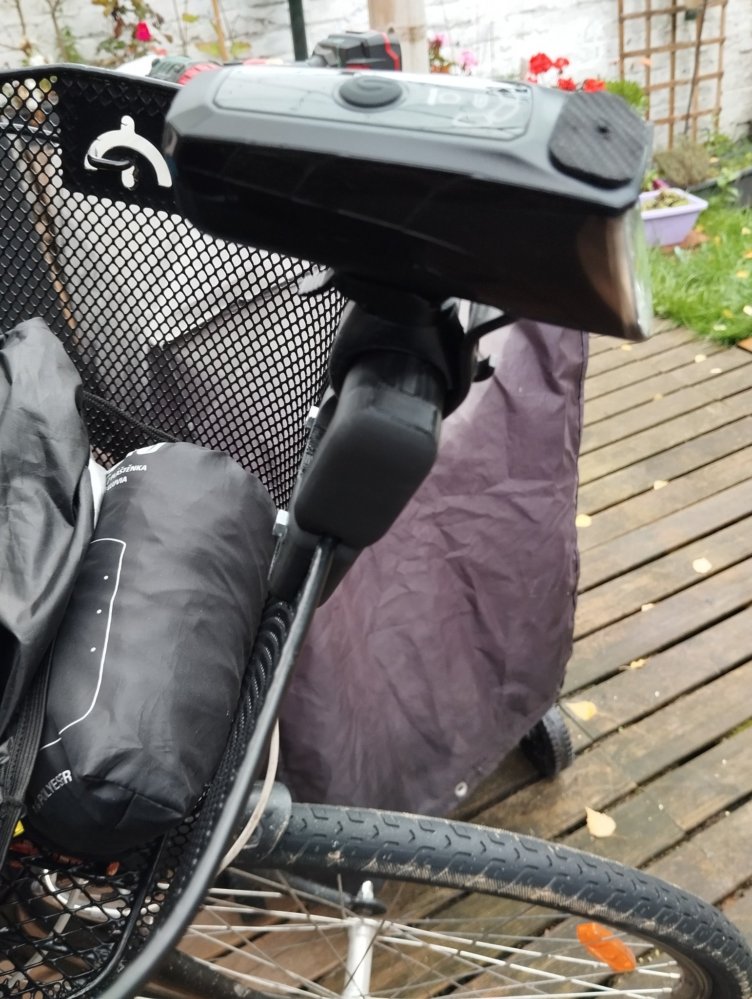 Giá đỡ đèn xe đạp gắn trên giỏ xe