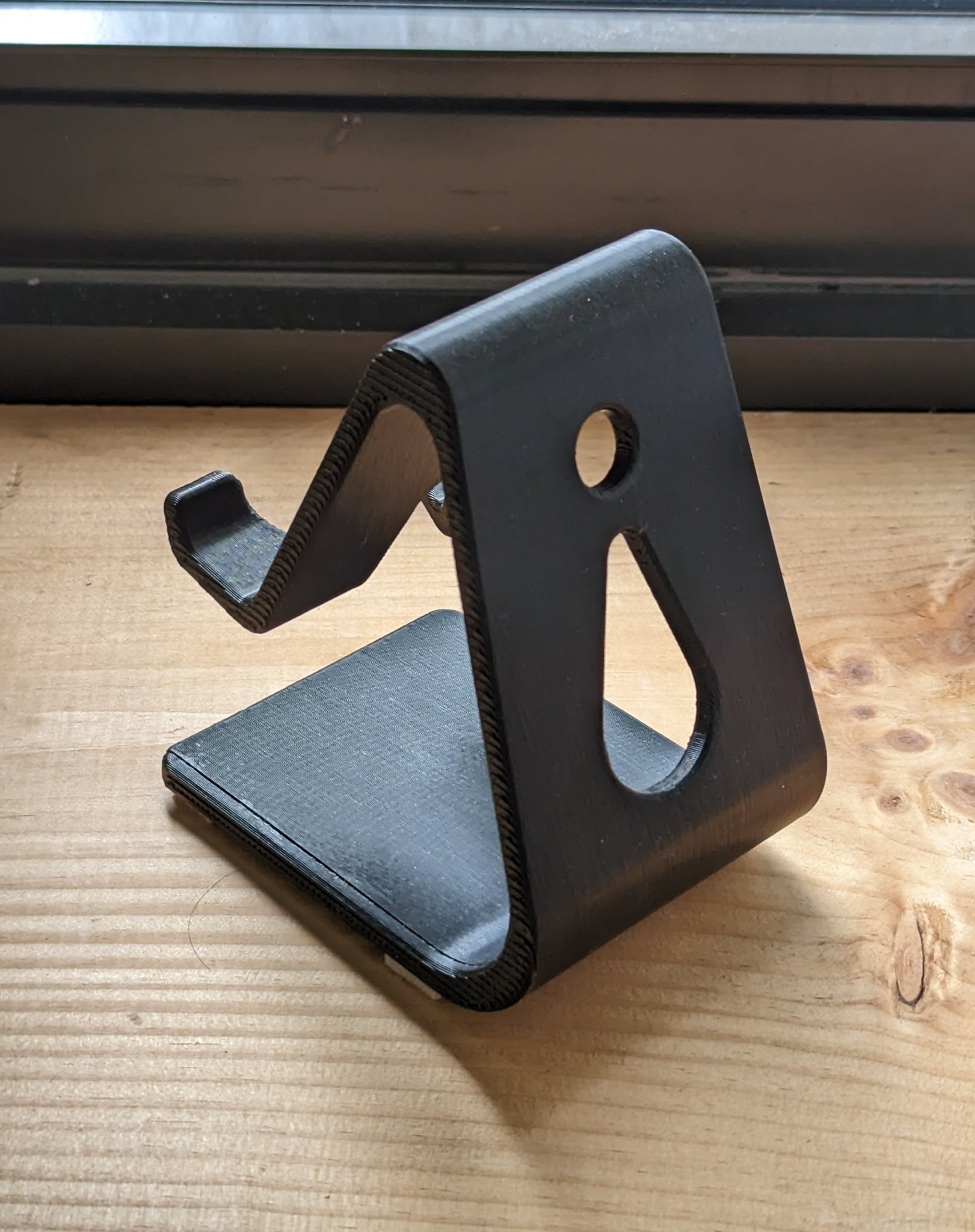 Giá đỡ điện thoại có trọng lượng cho việc sạc và sử dụng