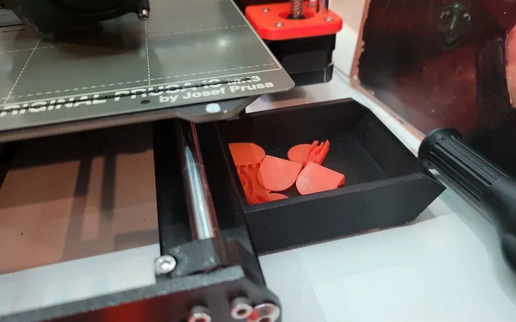 Khay lưu trữ đơn giản gắn trên khung Prusa