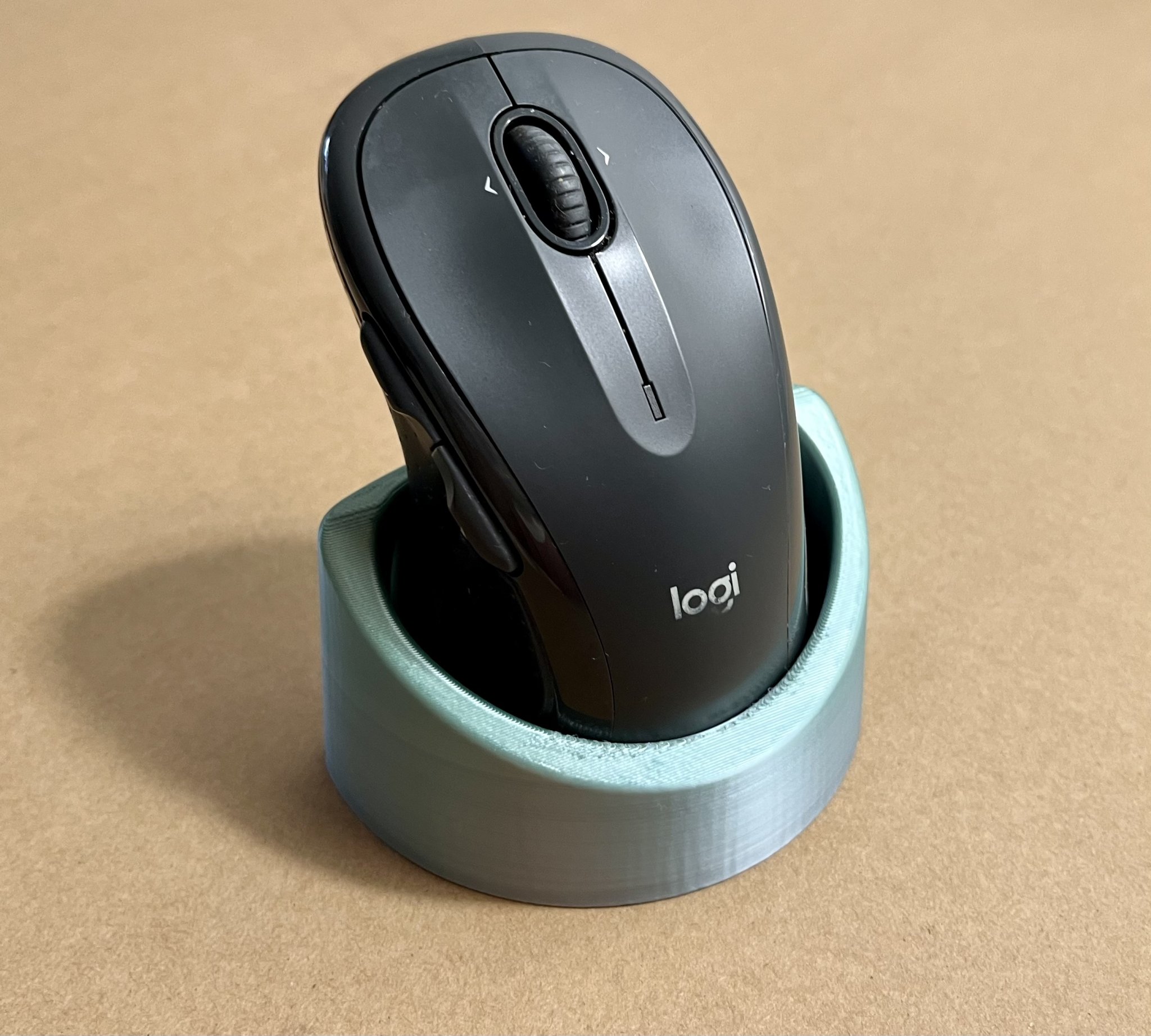 Giá đỡ chuột tiết kiệm không gian và chắc chắn