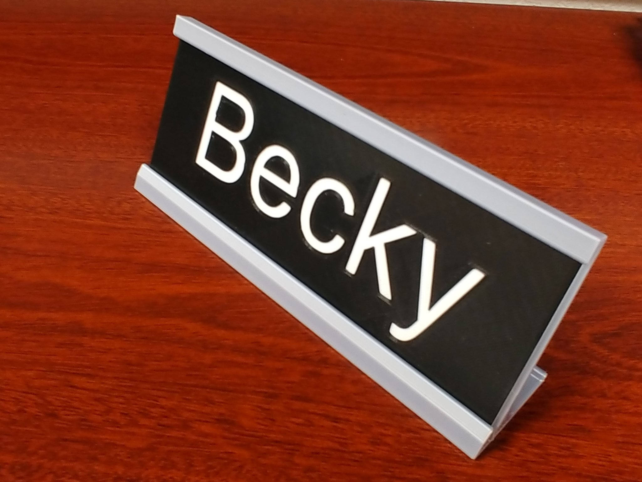 Bảng tên để bàn đơn giản và khung bảng tên trống