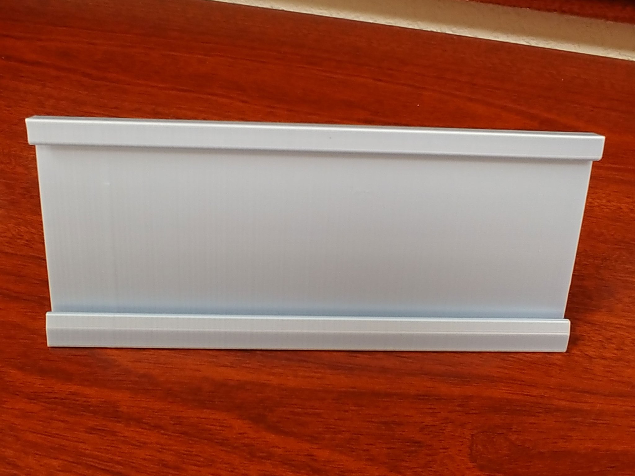 Bảng tên để bàn đơn giản và khung bảng tên trống