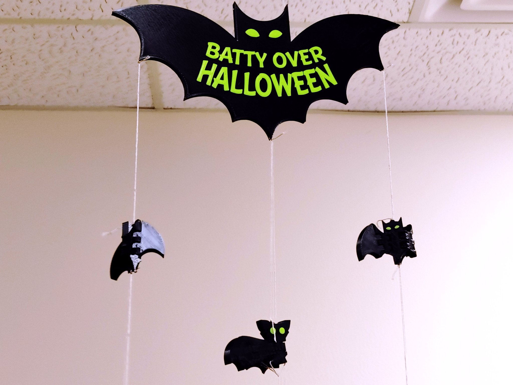 Trang trí dơi treo "Batty Over Halloween" cho dịp Halloween