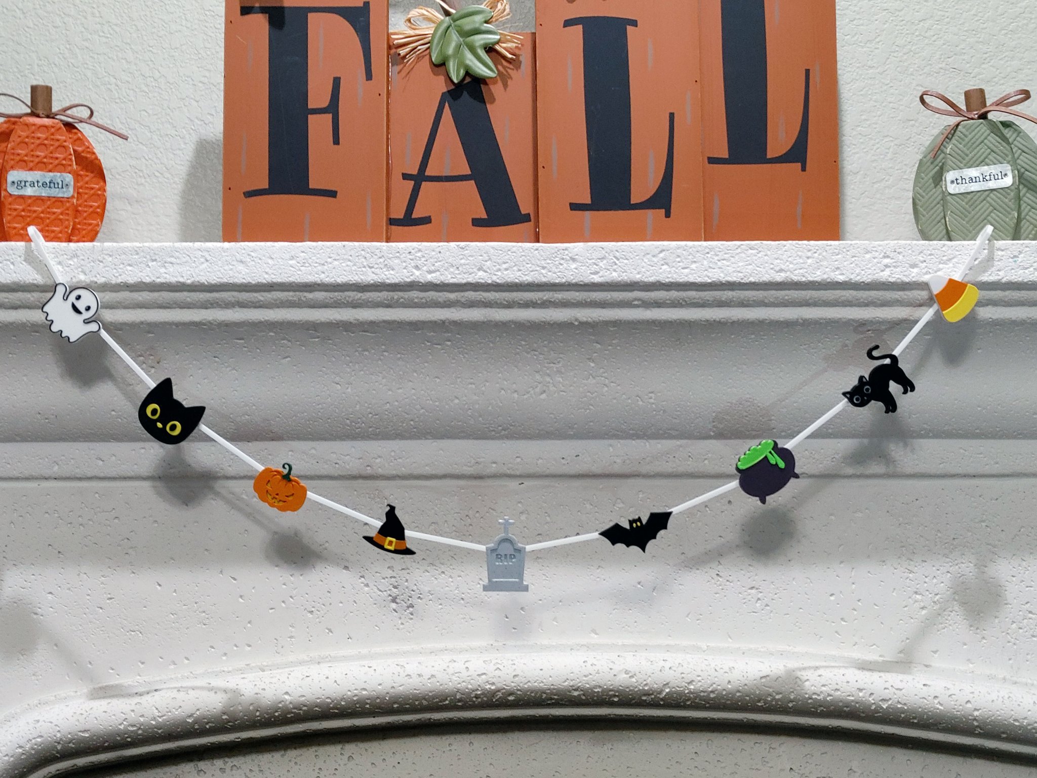 Trang trí dây garland Halloween kết hợp hình dạng vui nhộn