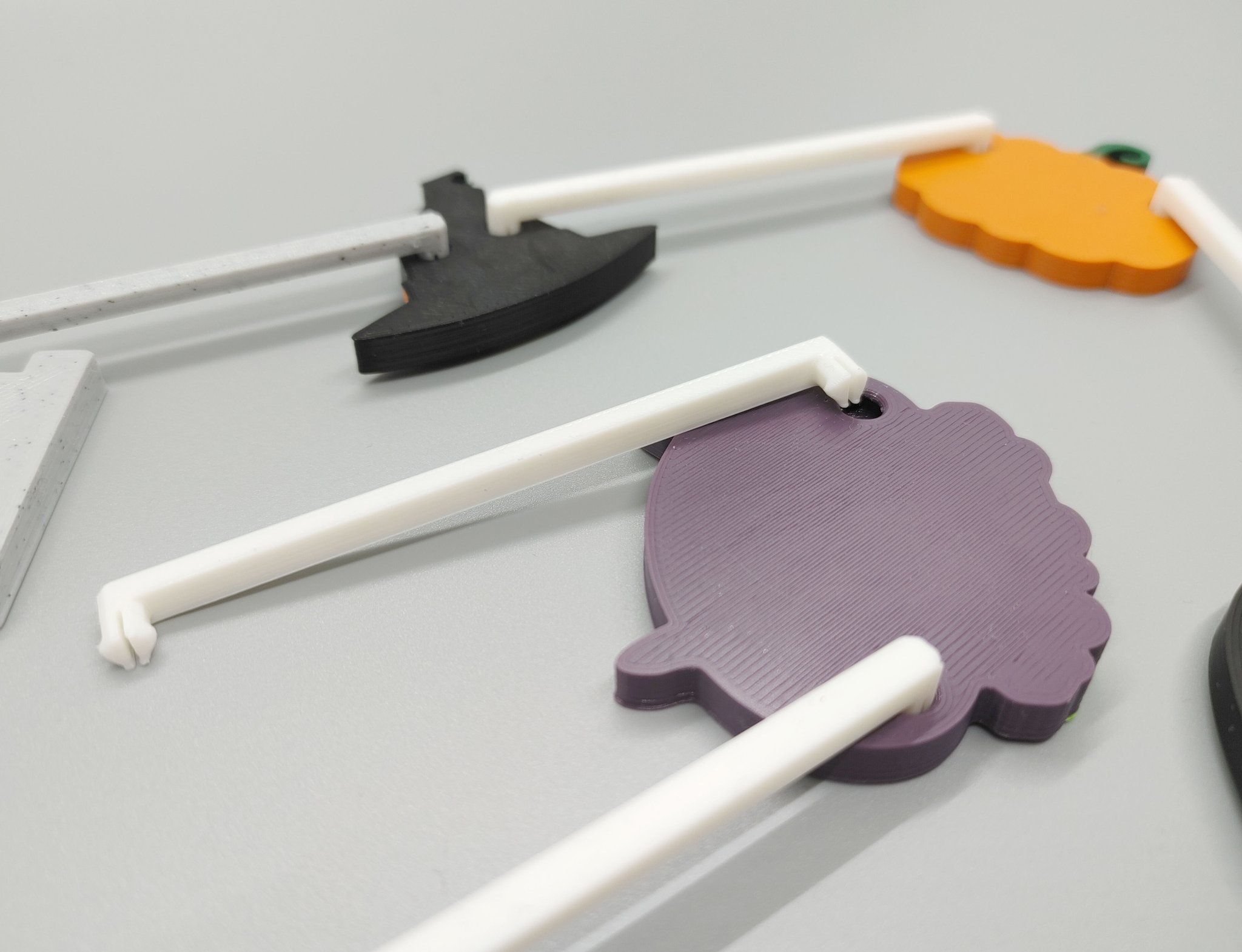 Trang trí dây garland Halloween kết hợp hình dạng vui nhộn