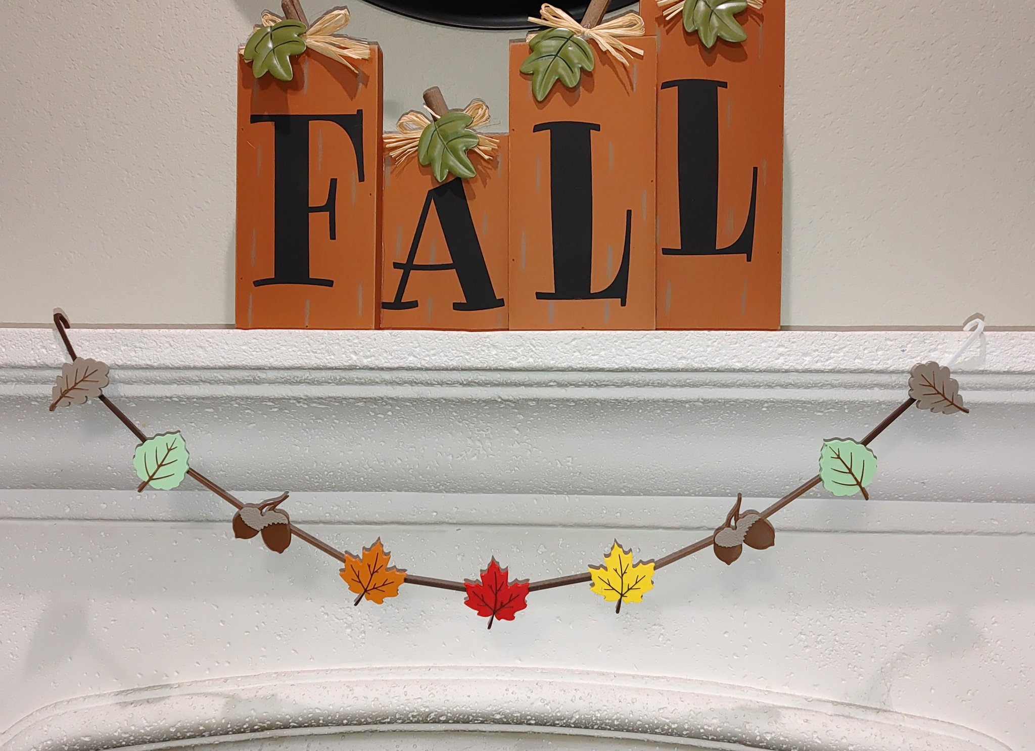 Dây trang trí lá mùa thu và quả thông cho ngày lễ