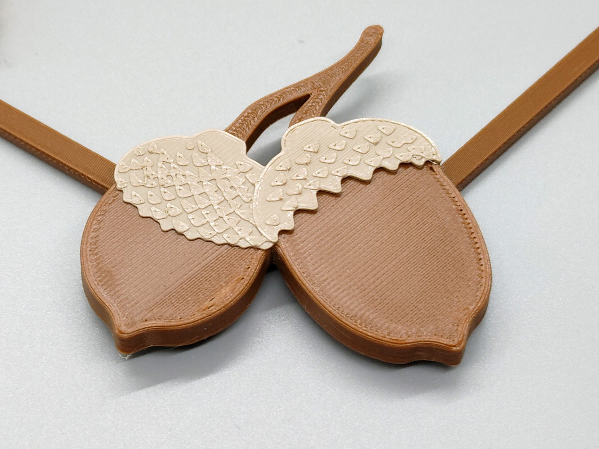 Dây trang trí lá mùa thu và quả thông cho ngày lễ