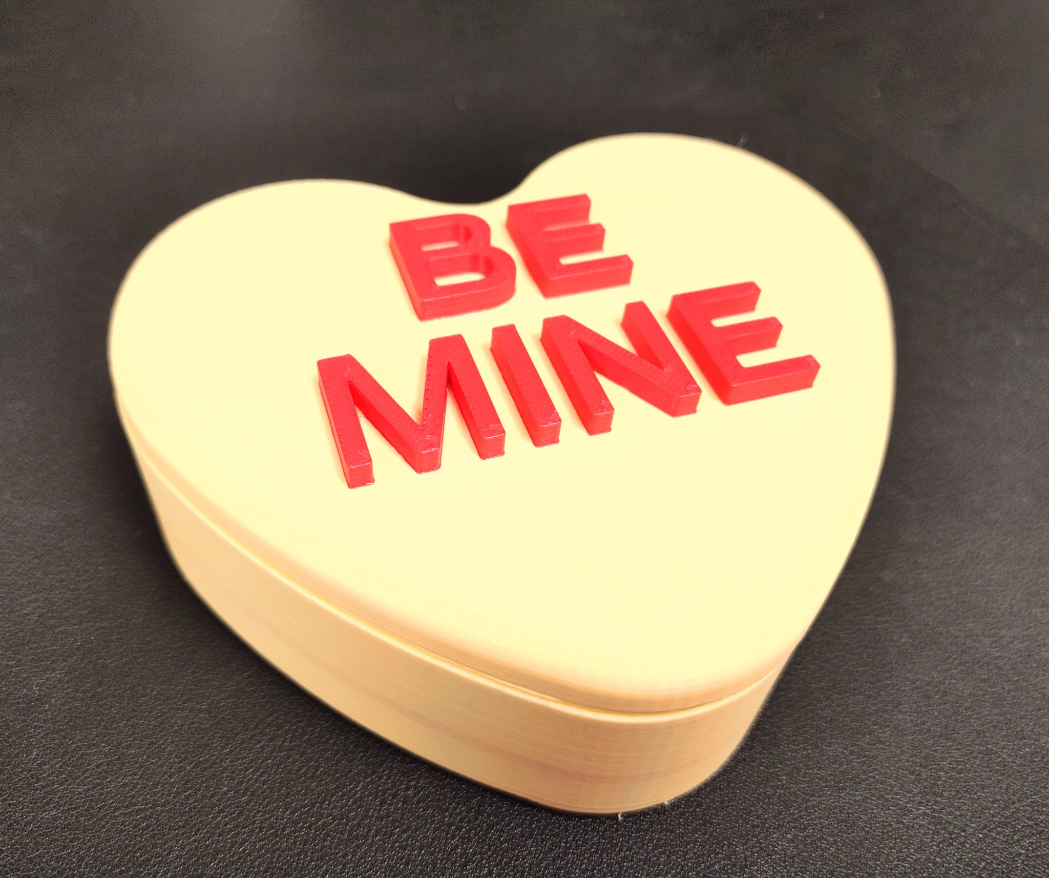 Hộp kẹo hình trái tim "Be Mine" cho ngày Valentine
