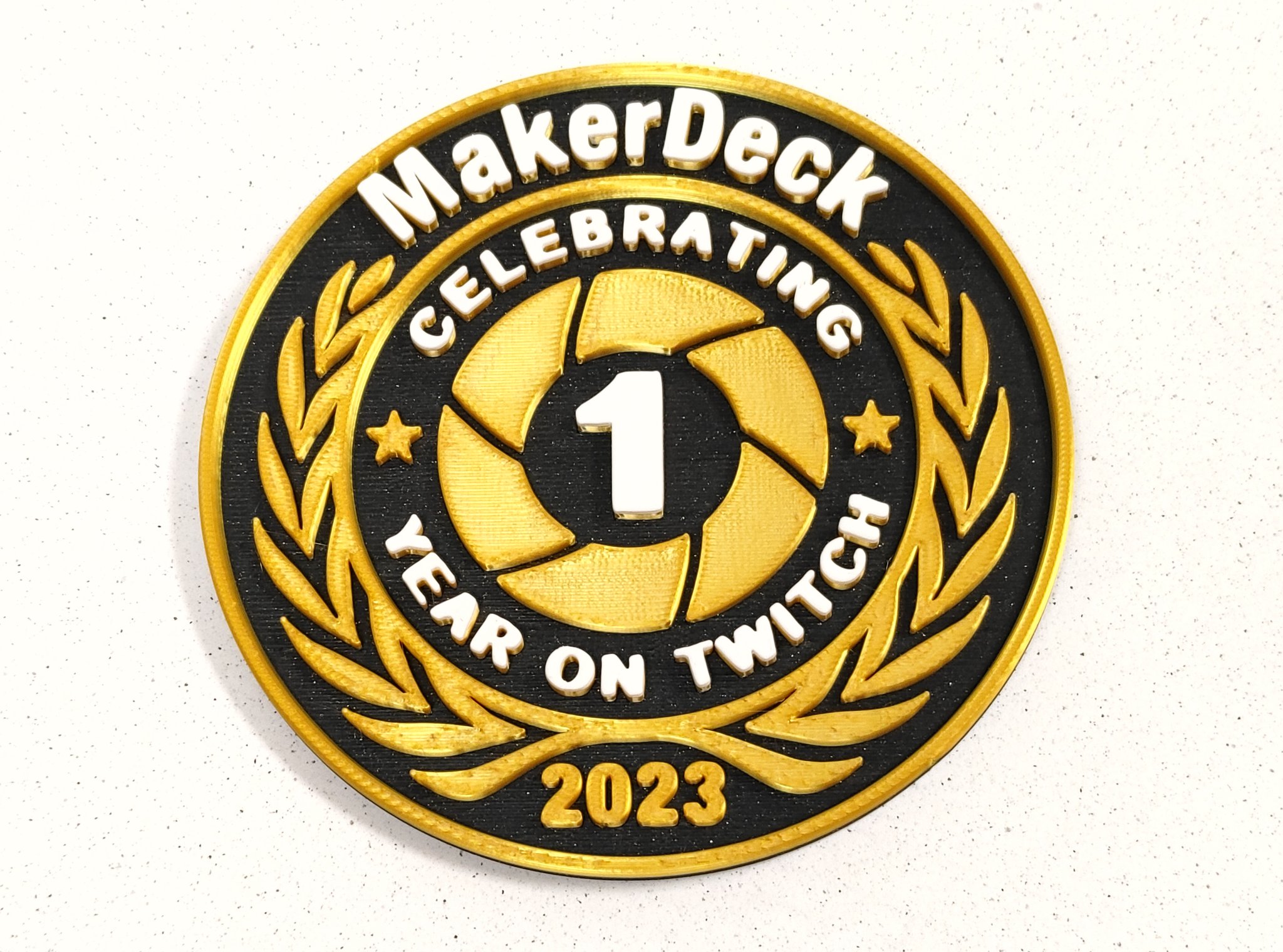 Huy hiệu kỷ niệm một năm MakerDeck trên Twitch