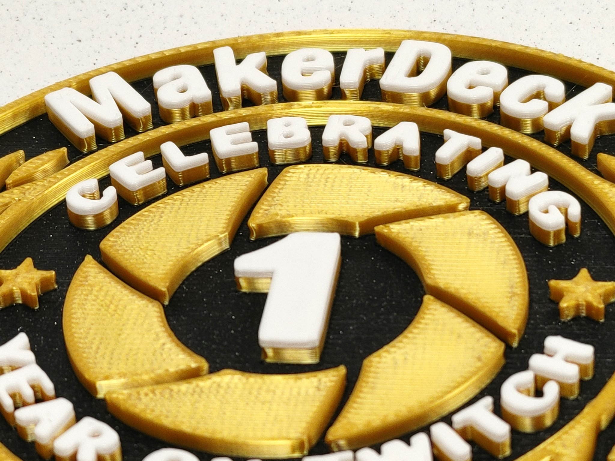 Huy hiệu kỷ niệm một năm MakerDeck trên Twitch