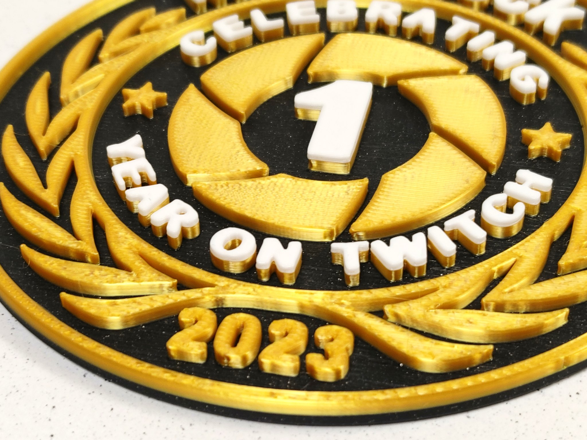 Huy hiệu kỷ niệm một năm MakerDeck trên Twitch