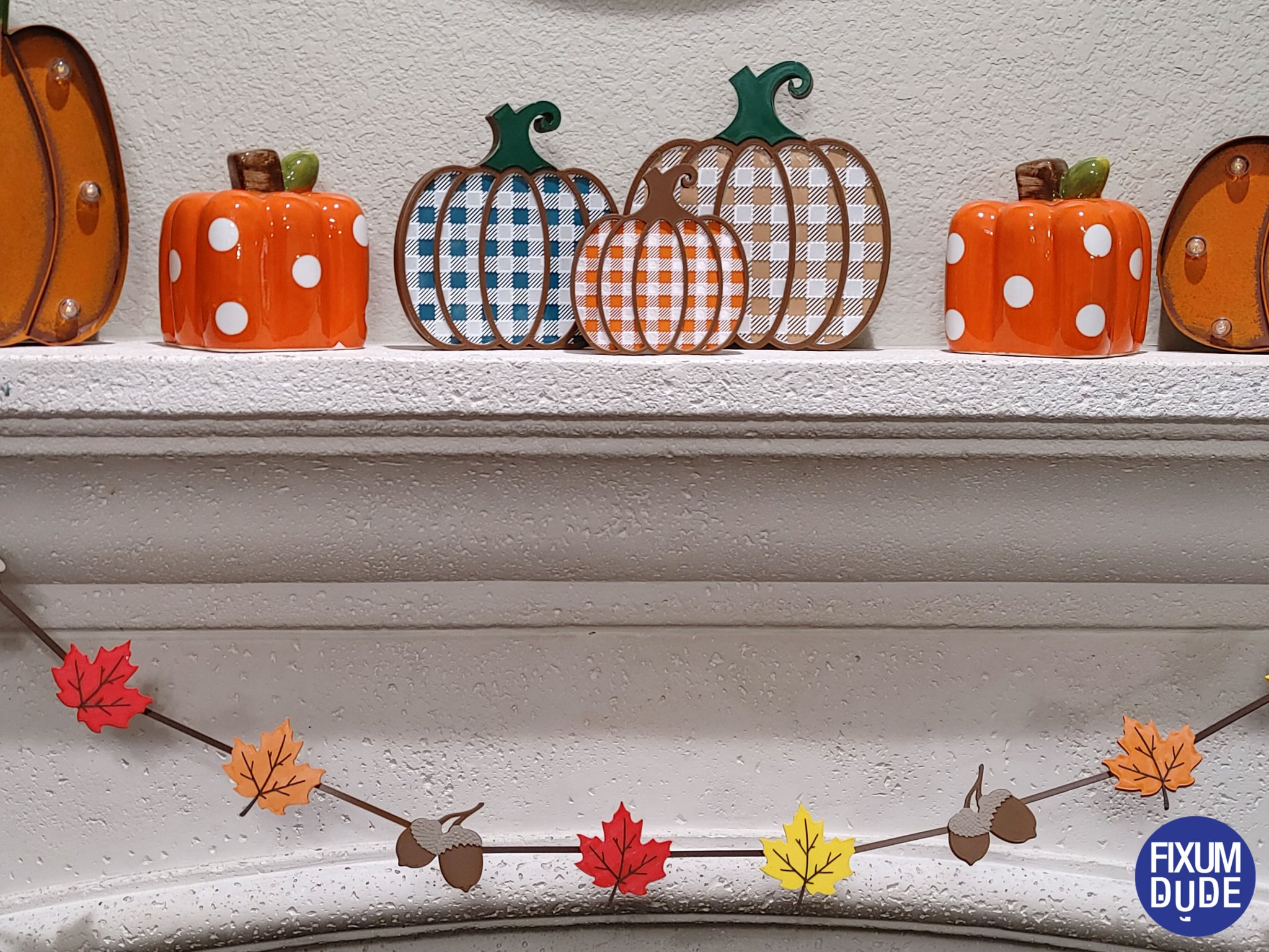 Trang trí bí ngô mùa thu họa tiết caro vui tươi