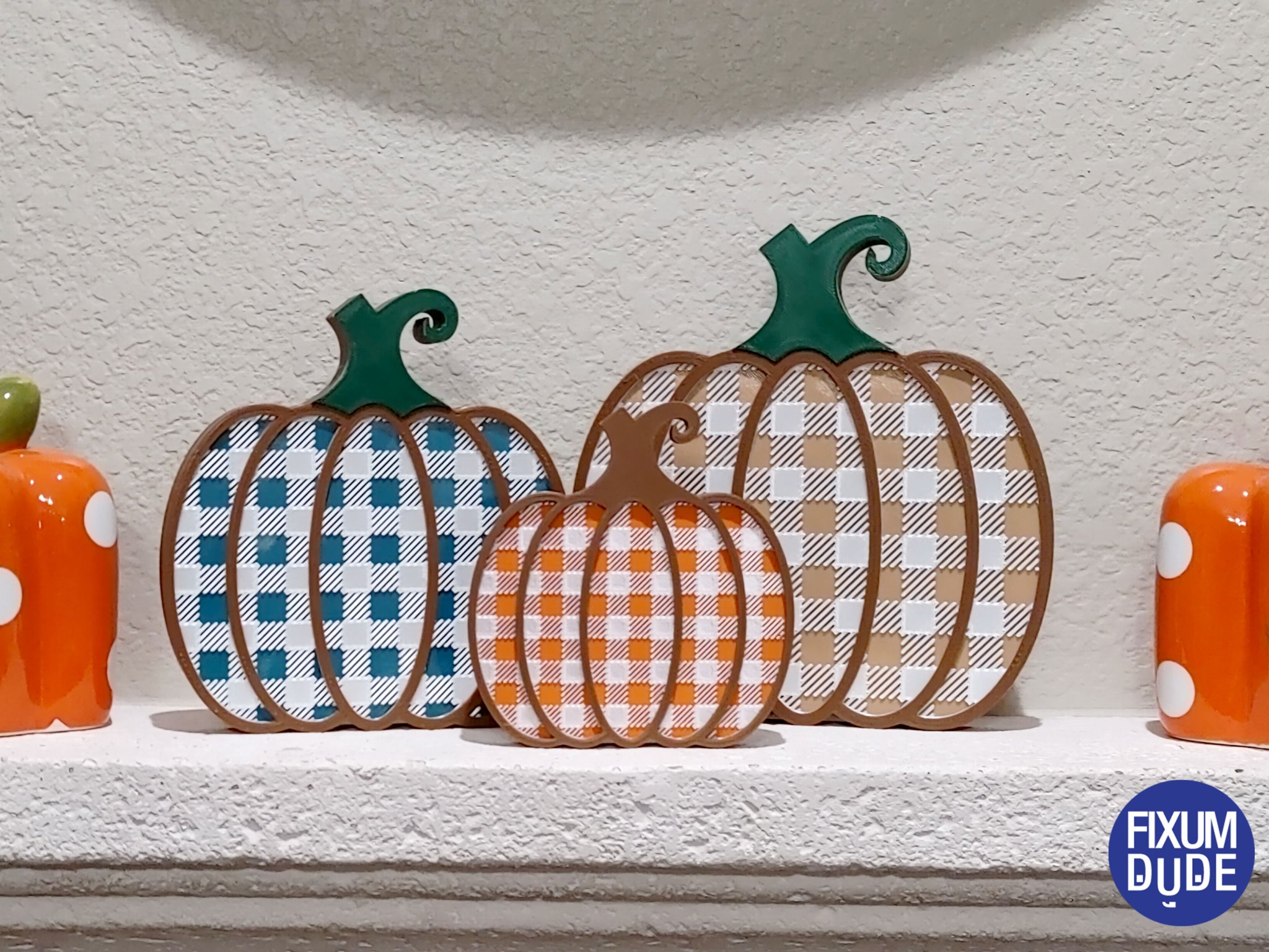 Trang trí bí ngô mùa thu họa tiết caro vui tươi