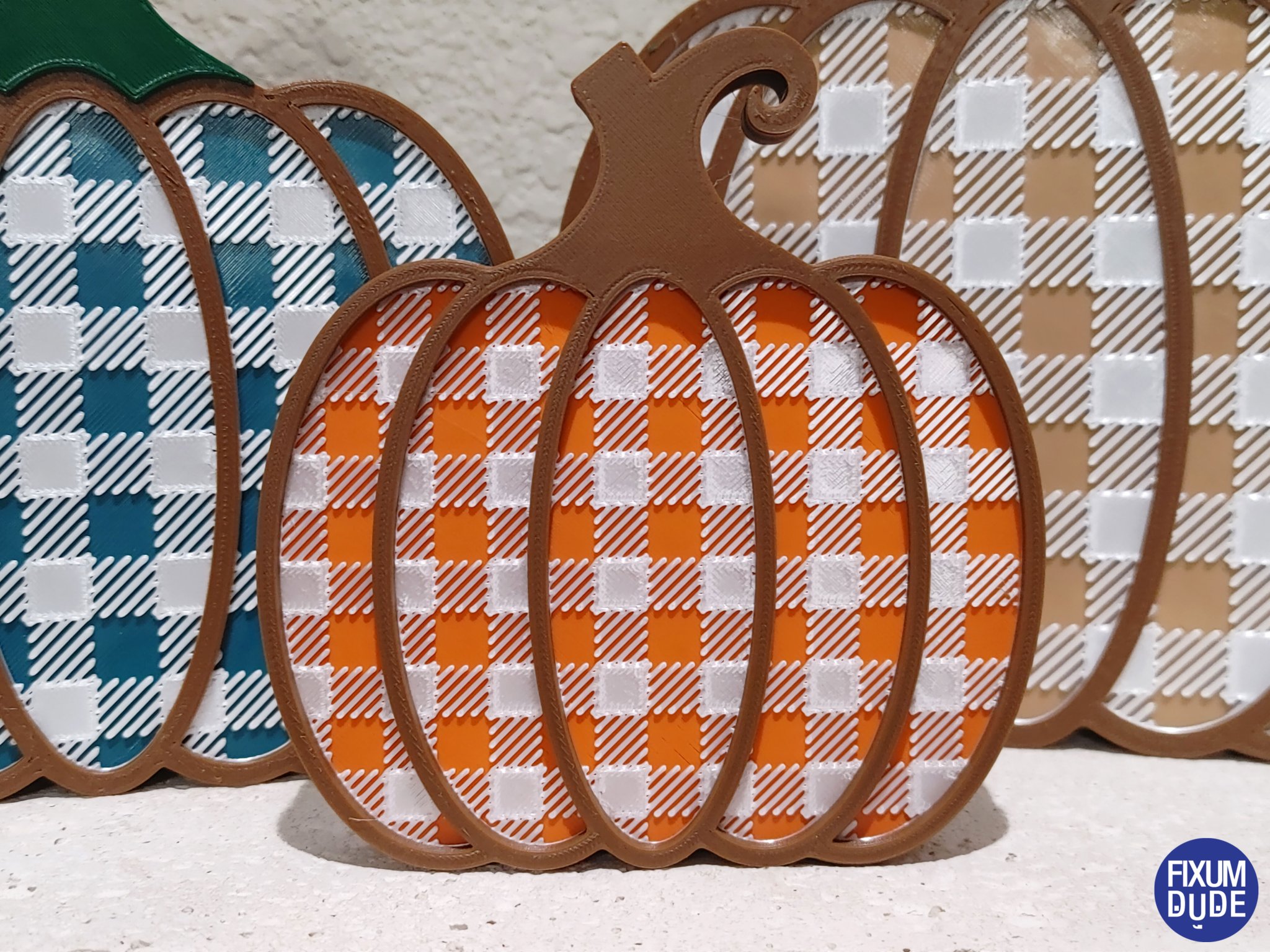 Trang trí bí ngô mùa thu họa tiết caro vui tươi