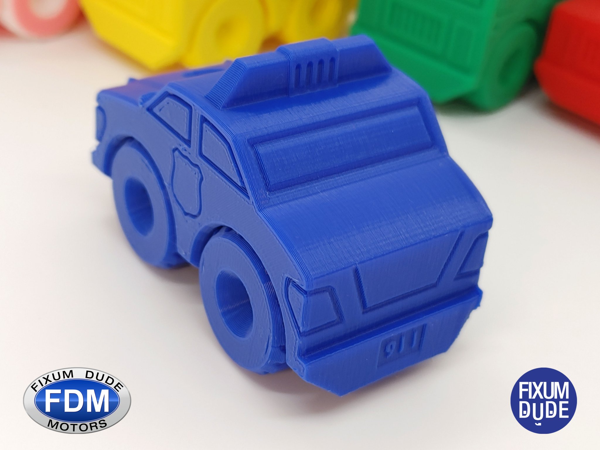 Xe cảnh sát in sẵn với bánh xe xoay từ Fixum Dude Motors