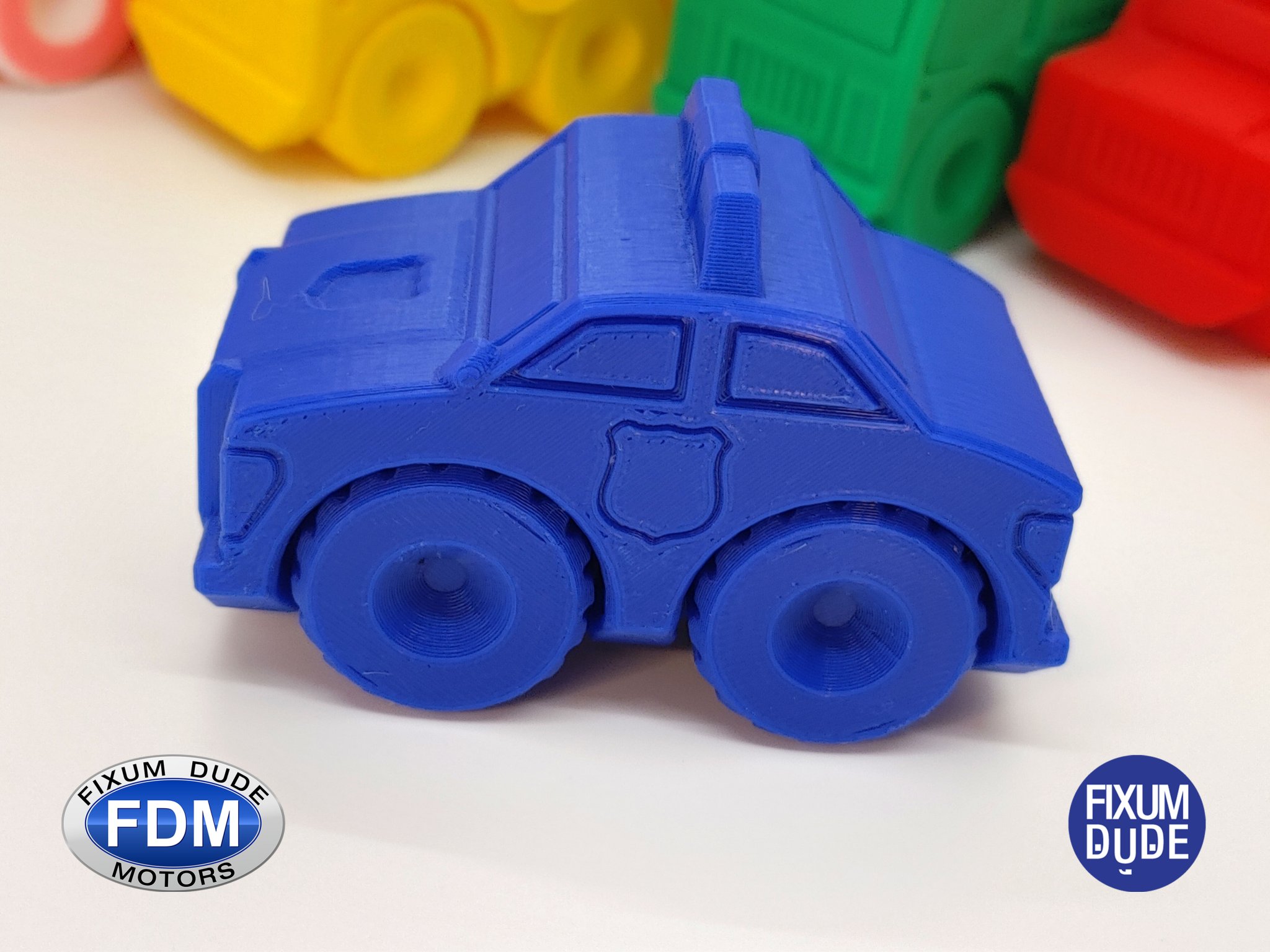 Xe cảnh sát in sẵn với bánh xe xoay từ Fixum Dude Motors