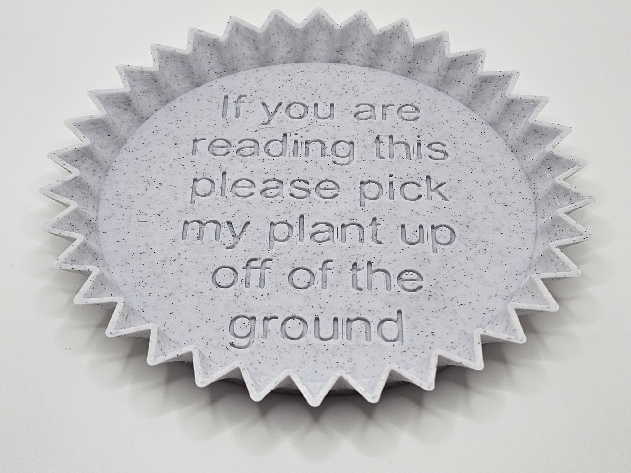 Đế chậu cây có cạnh nhọn và thông điệp thú vị