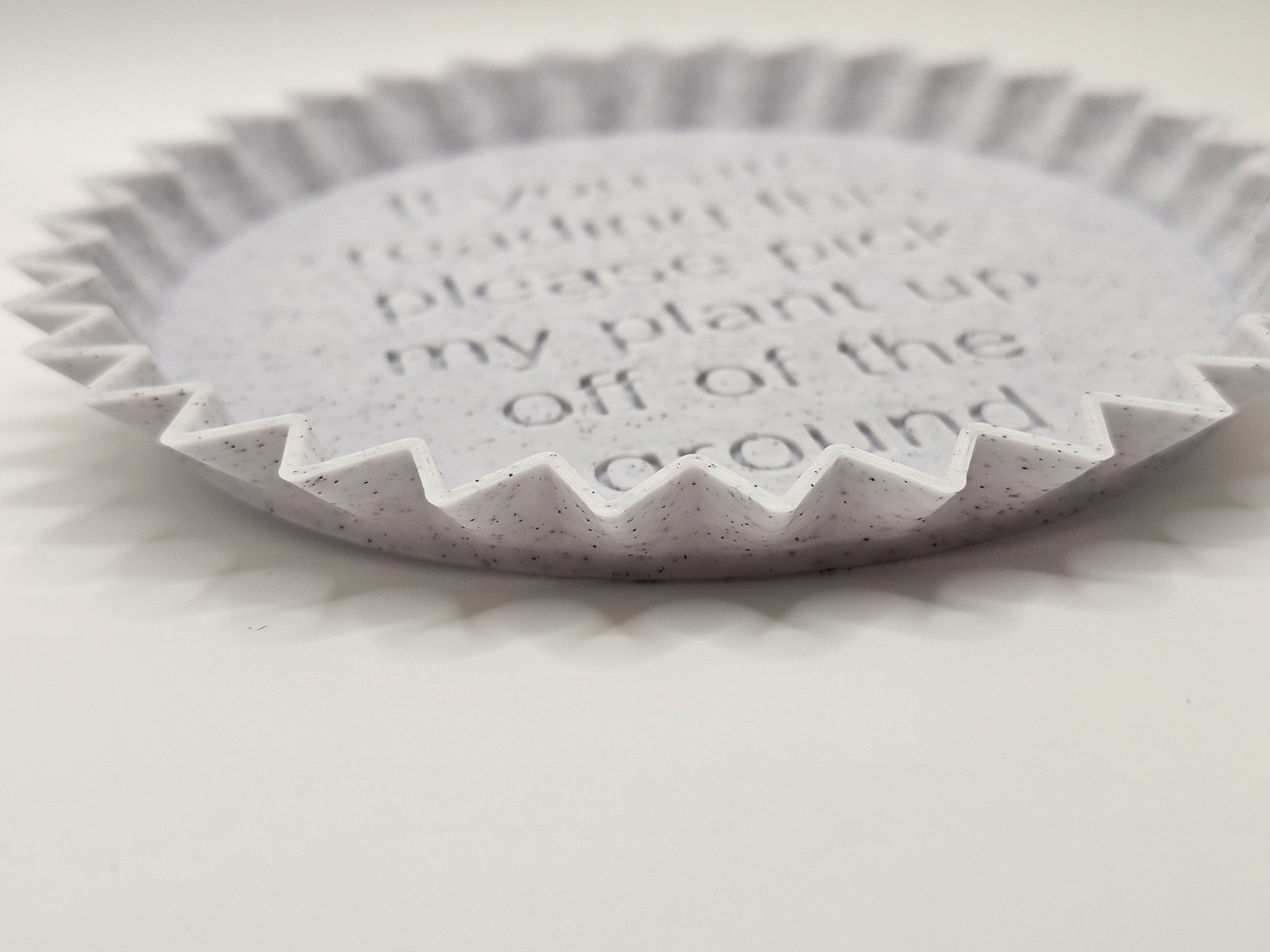 Đế chậu cây có cạnh nhọn và thông điệp thú vị