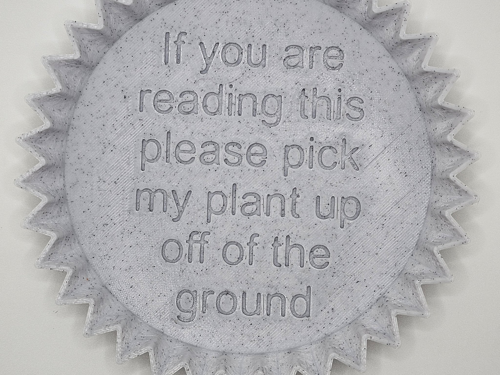 Đế chậu cây có cạnh nhọn và thông điệp thú vị